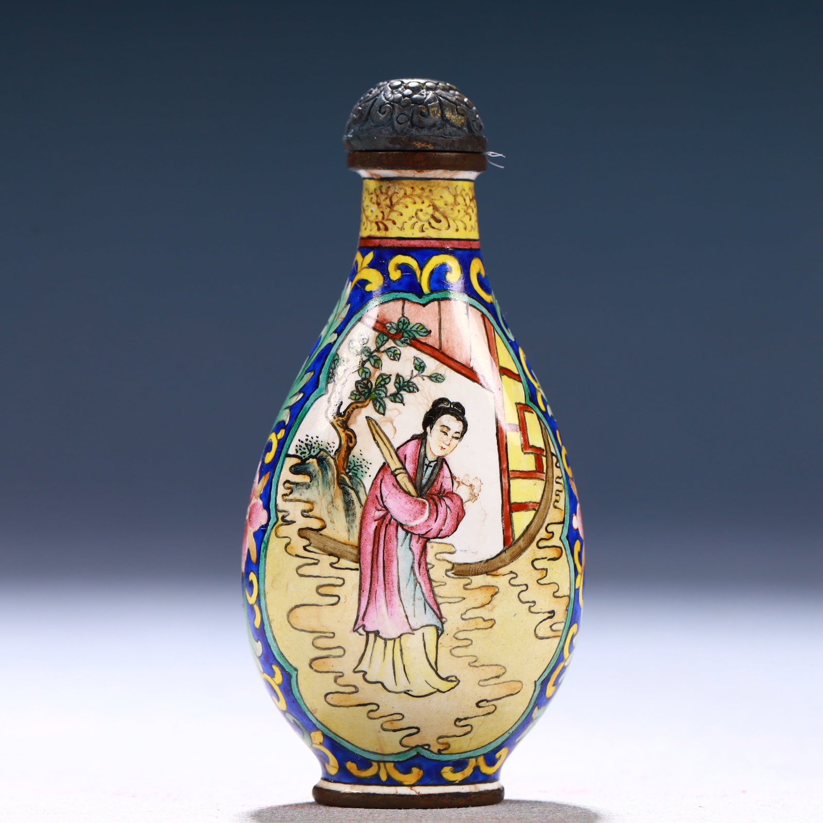 An Exquisite Painted Enamel Figure Pattern Snuff Bottle: An Exquisite Painted Enamel Figure Pattern Snuff Bottle,Qing Dynasty, China,Qianlong Four-character Mark,Size:1.4inx0.8inx2in,Weight:40g 画珐琅人物纹鼻烟