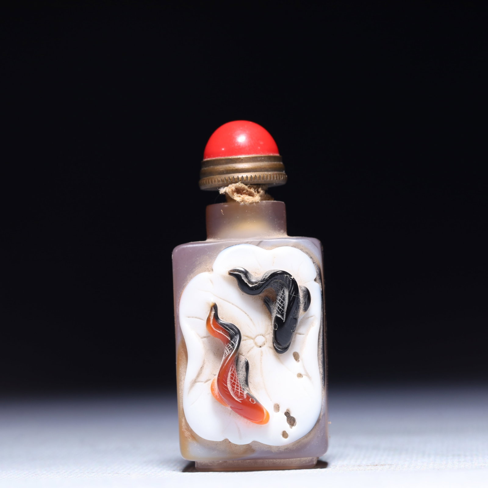 An Exquisite Agate Fish Pattern Snuff Bottle: An Exquisite Agate Fish Pattern Snuff Bottle,Qing Dynasty,China,Size:1inx0.8inx2.4in,Weight:42.5g 玛瑙鱼纹鼻烟壶,中国清代