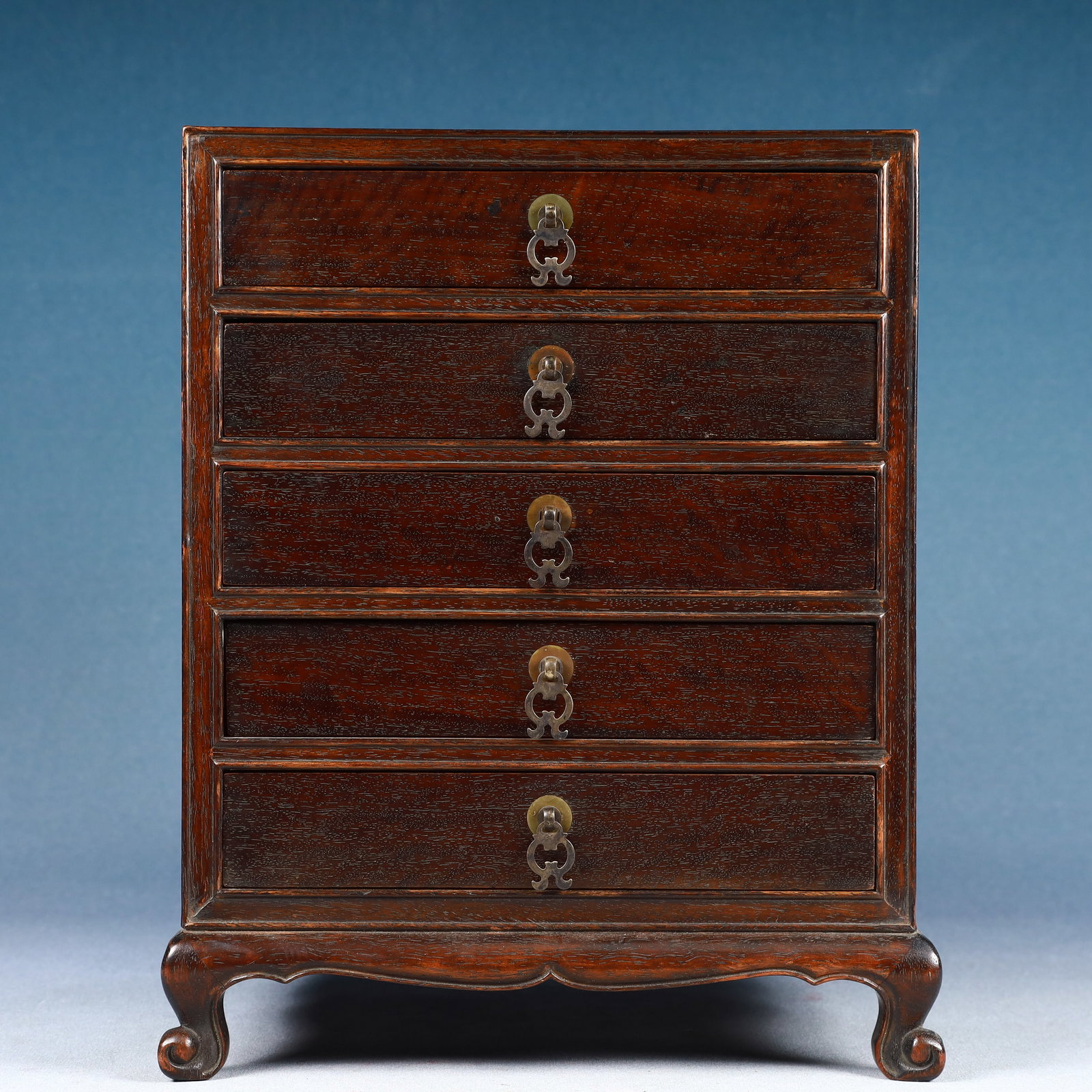 An Exquisite Zitanwood Box: An Exquisite Zitanwood Box,Qing Dynasty, China,Size:10.2inx8.7inx12.6in,Weight:4050g 紫檀木箱子,中国清代