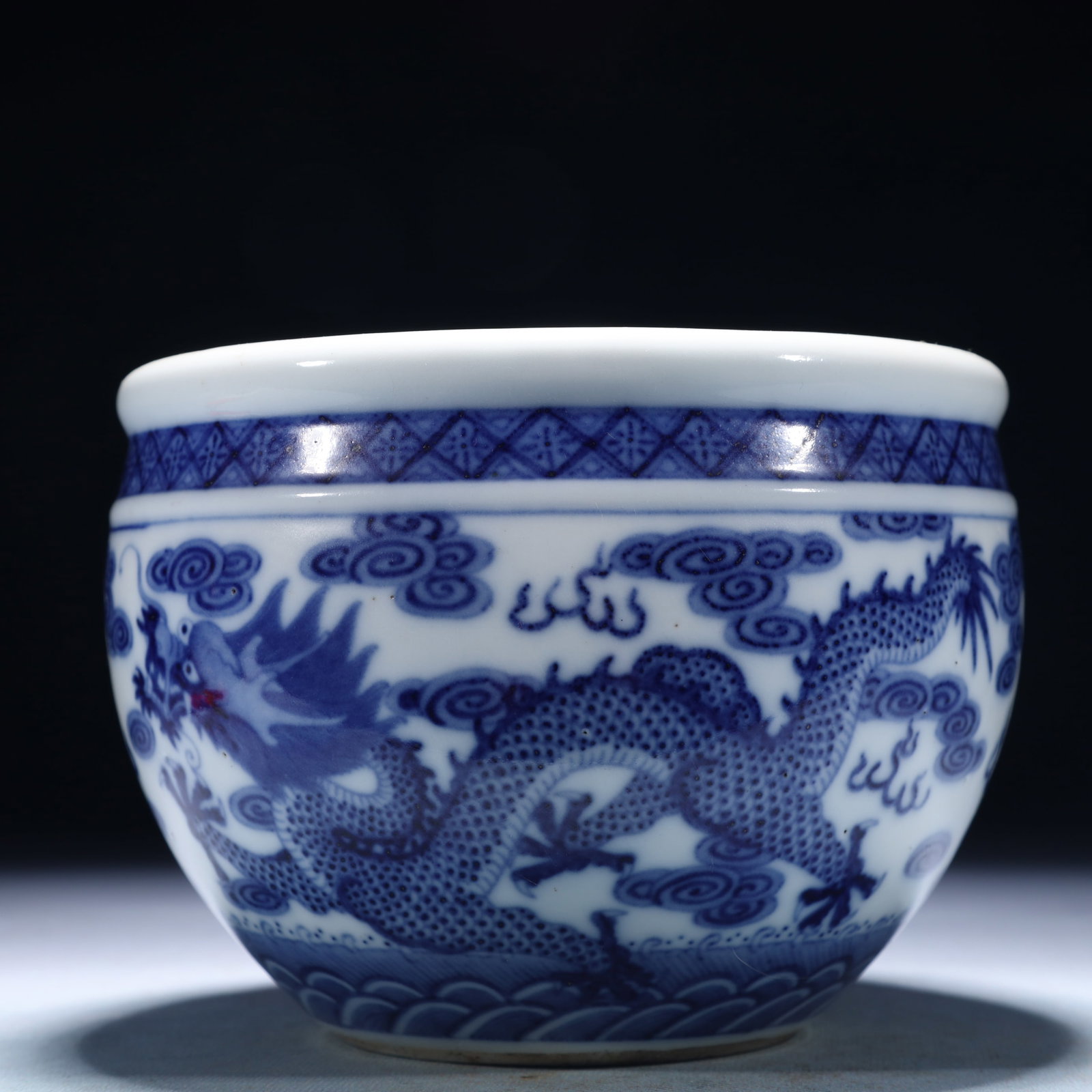 An Exquisite Blue and White Auspicious Cloud and Dragon Pattern Jar: An Exquisite Blue and White Auspicious Cloud and Dragon Pattern Jar,Qing Dynasty,China,Guangxu Six-character Mark,Size:6.3inx4.7in,Weight:1050g 青花祥云龙纹罐