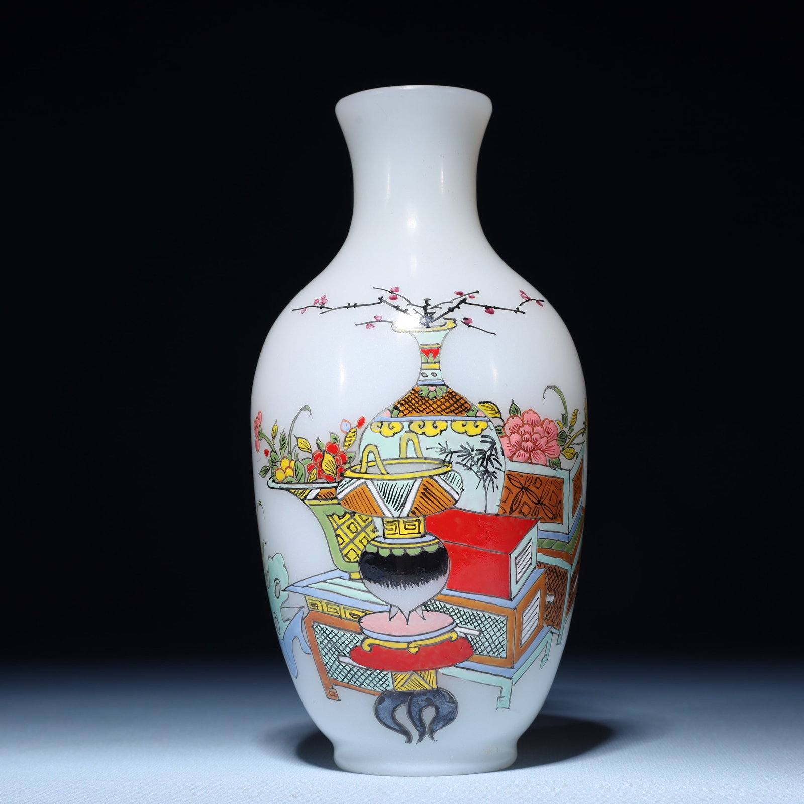 An Exquisite Glass Flower Pattern Vase: An Exquisite Glass Flower Pattern Vase,Qing Dynasty,China,Qianlong Four-character Mark,Size:3.5inx7.5in,Weight:474g 琉璃花卉纹瓶,中国清代,&#