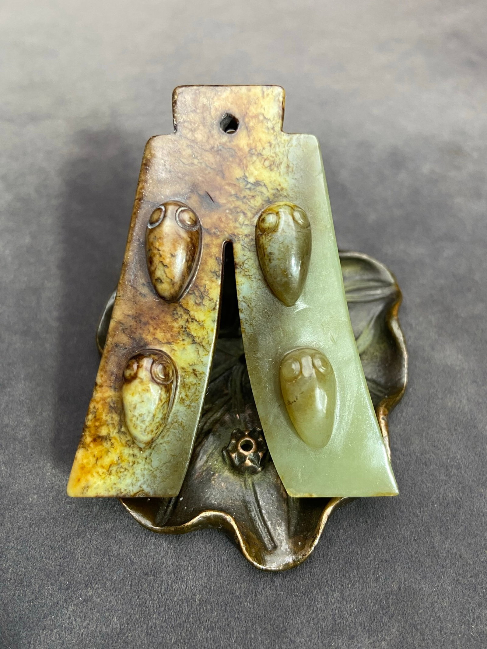 An Exquisite White Jade Cicada Pattern Cash Coin-Shaped Pendant: An Exquisite White Jade Cicada Pattern Cash Coin-Shaped Pendant,Qing Dynasty,China,Size:2.6inx2.1inx0.5in,Weight:49g 白玉蝉纹钱币形挂件,中&#