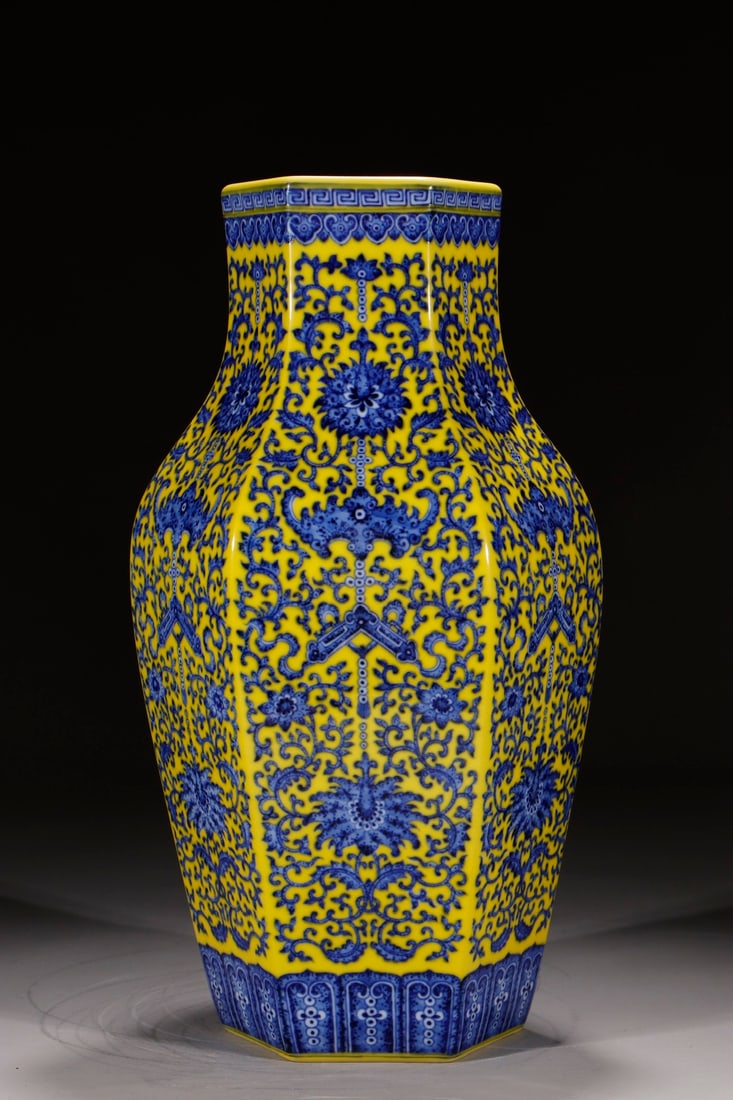 A Huge Yellow Ground Blue and White Lotus and Bats Pattern Vase: A Huge Yellow Ground Blue and White Lotus and Bats Pattern Vase,Qing Dynasty,China,Qianlong Six-character Mark,Size:15.7in 黄地青花缠枝莲蝙蝠ń