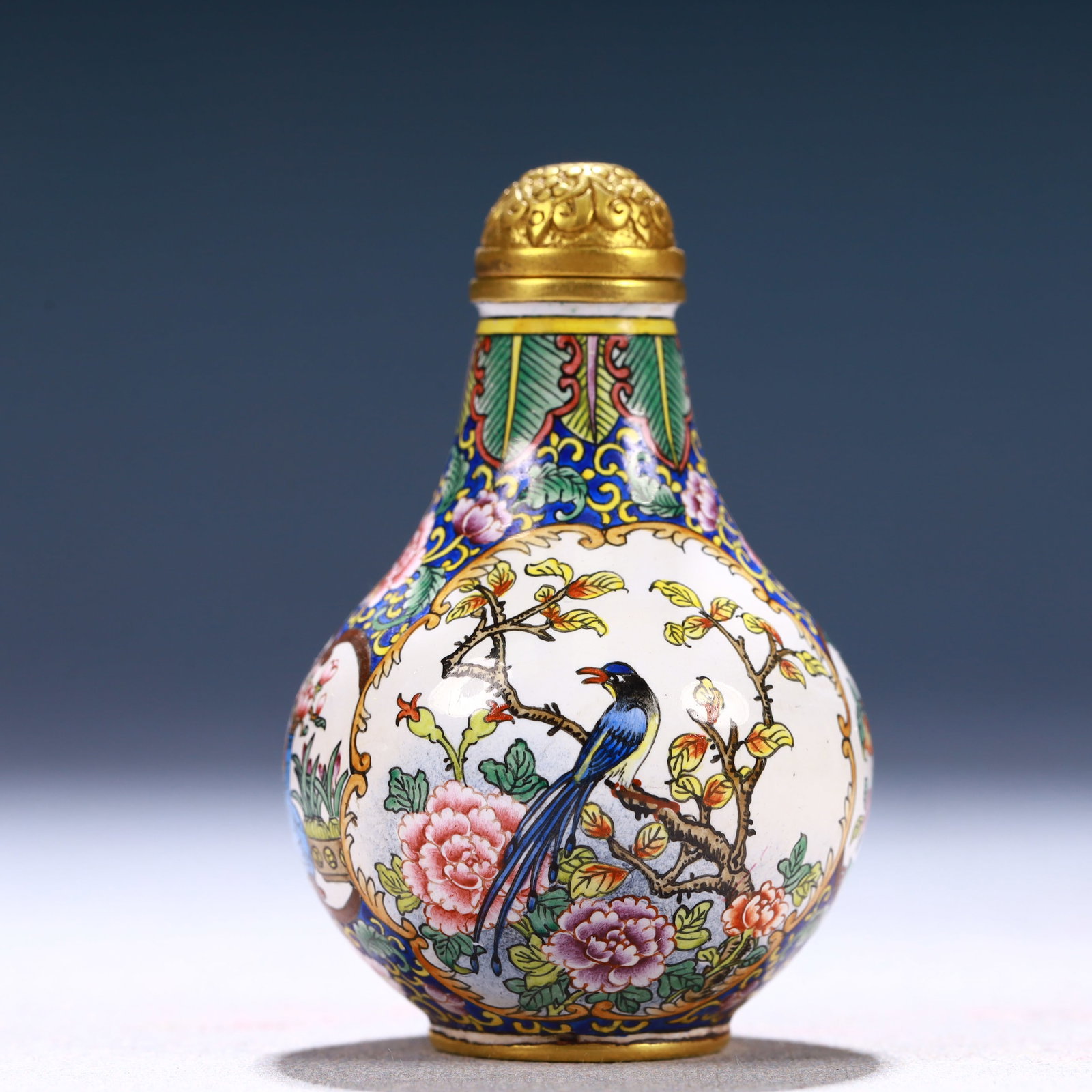 An Exquisite Painted Enamel Flower and Bird Pattern Snuff Bottle: An Exquisite Painted Enamel Flower and Bird Pattern Snuff Bottle,Qing Dynasty, China,Qianlong Four-character Mark,Size:1.6inx2.6in,Weight:63g 画珐琅花鸟纹鼻&#