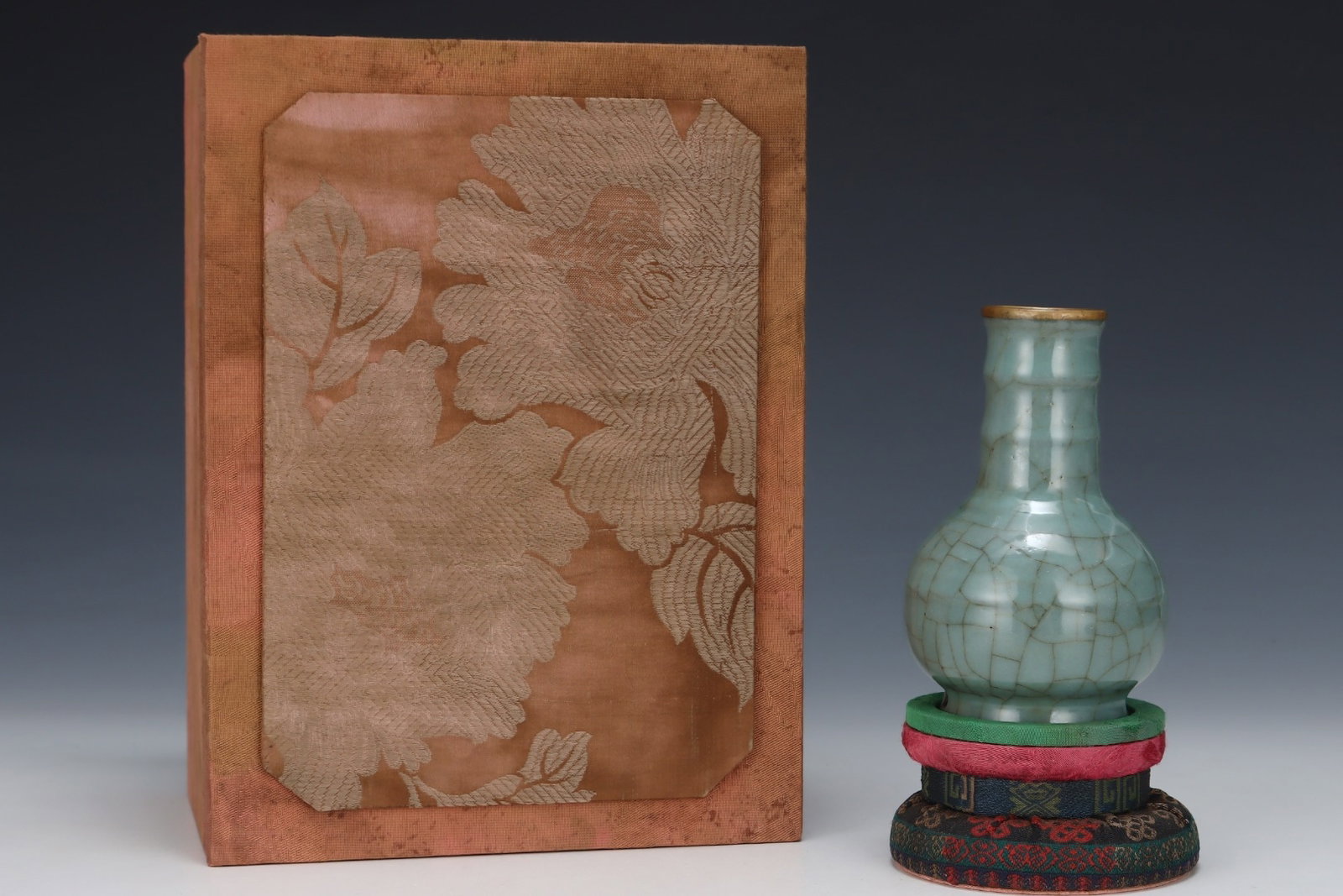 An Exquisite Guan yao Vase: An Exquisite Guan yao Vase,Song Dynasty,China,Size:4.6inx3in 官窑瓶,中国宋代