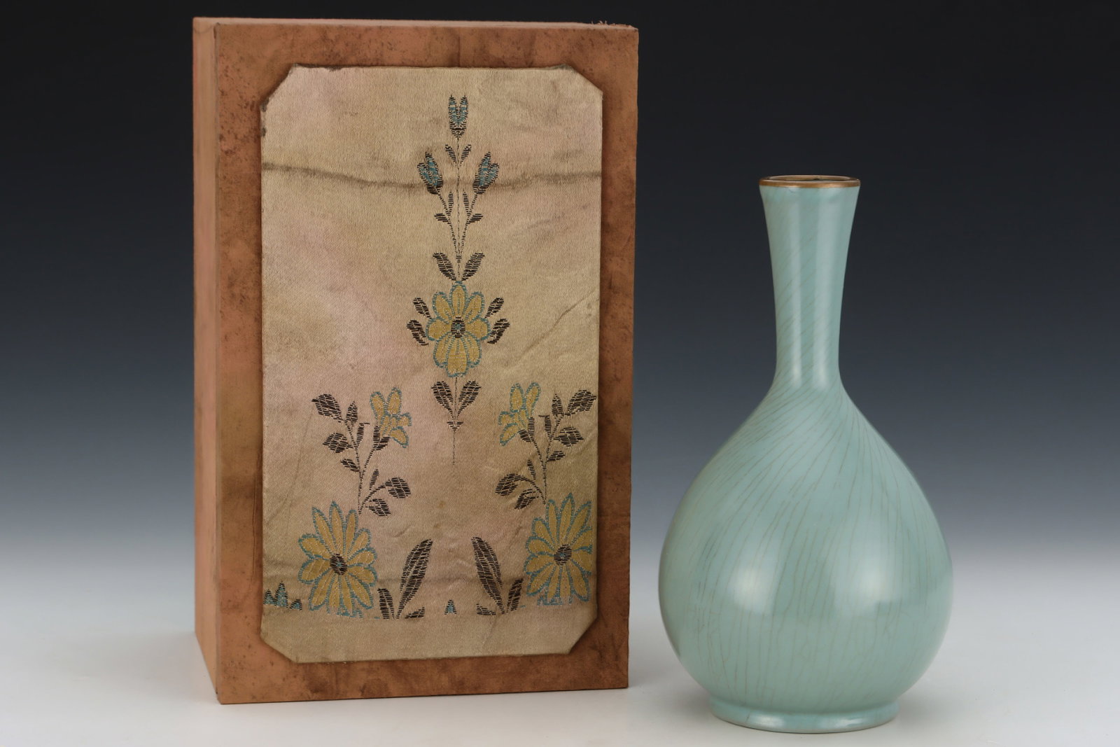 An Exquisite Ru yao Sky Blue Glazed Cover with Gold Vase,with an Imperial Poem by Emperor Qianlong: An Exquisite Ru yao Sky Blue Glazed Cover with Gold Vase,with an Imperial Poem by Emperor Qianlong,Song Dynasty,China,Size:10.6inx5.7in 汝窑天蓝釉金口瓶