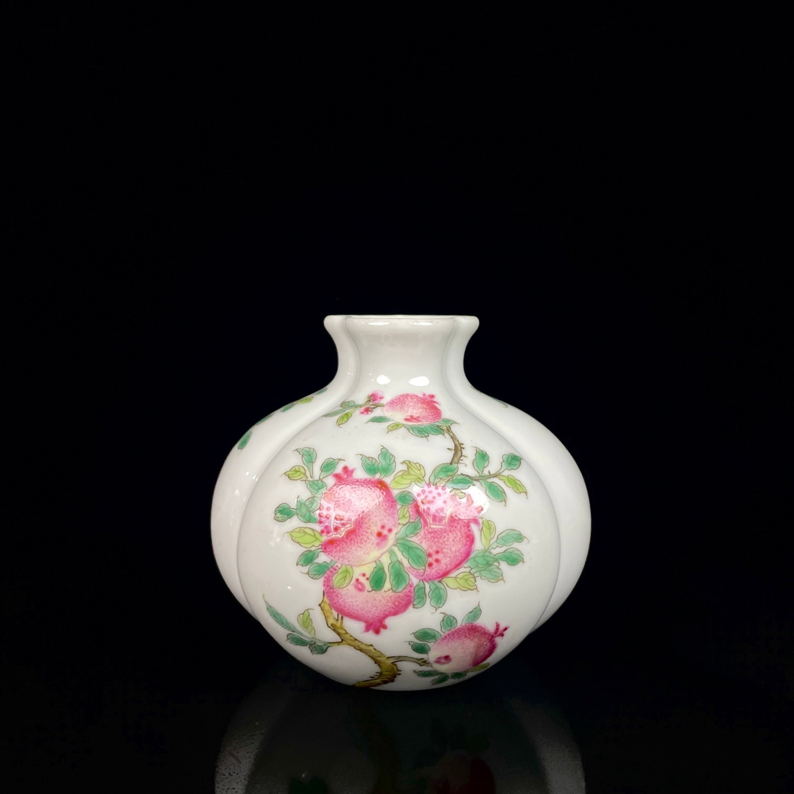An Exquisite Famille-Rose Peach Pattern Vase: An Exquisite Famille-Rose Peach Pattern Vase,Qing Dynasty,China,Yongzheng Four-character Mark,Size:4.7inx5.1in 粉彩桃子纹瓶,中国清代,雍