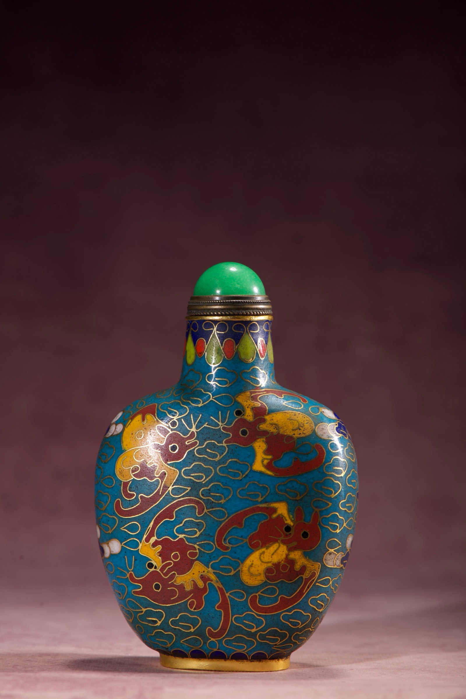 An Exquisite Cloisonne Bats Pattern Snuff Bottle: An Exquisite Cloisonne Bats Pattern Snuff Bottle,Qing Dynasty,China,Qianlong Four-character Mark,Size:3.7inx2.4inx1.3in,Weight:113g 景泰蓝蝙蝠纹鼻烟