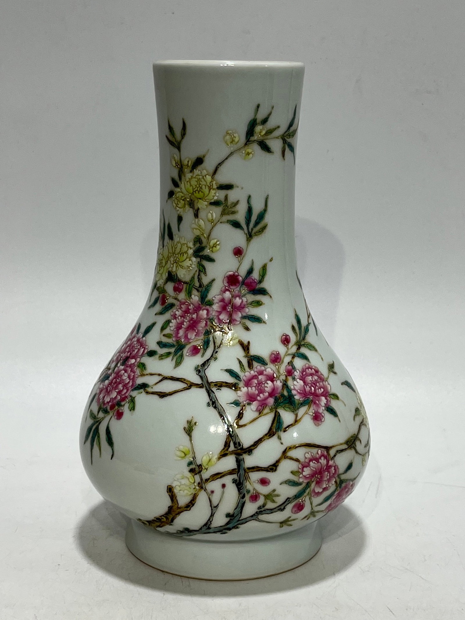 An Exquisite Famille-Rose Flower Pattern Vase: An Exquisite Famille-Rose Flower Pattern Vase,Qing Dynasty,China,Yongzheng Six-character Mark,Size:8.9in 粉彩花卉纹瓶,中国清代,雍Ē