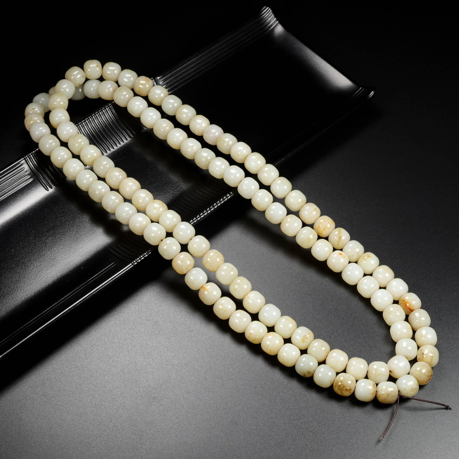 An Exquisite White Jade Bracelet: An Exquisite White Jade Bracelet,Qing Dynasty,China,Size:0.5inx0.5in,Weight:383g 白玉手串,中国清代