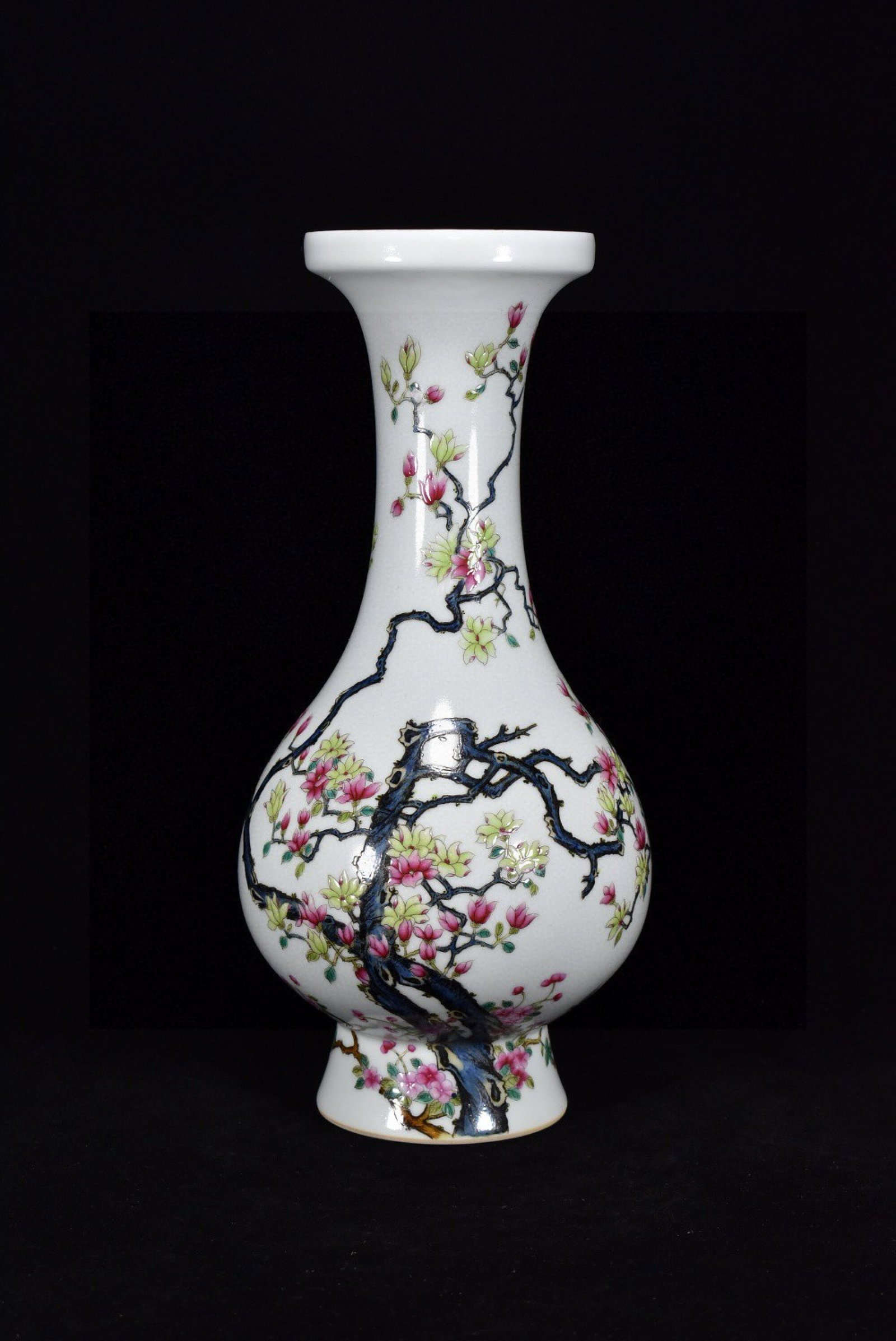 A Rare Enamel Gilt Flower Pattern Vase: A Rare Enamel Gilt Flower Pattern Vase,Qing Dynasty,China,Yongzheng Six-character Mark,Size:11.8inx6.3in 珐琅彩鎏金花卉纹瓶,中国଀