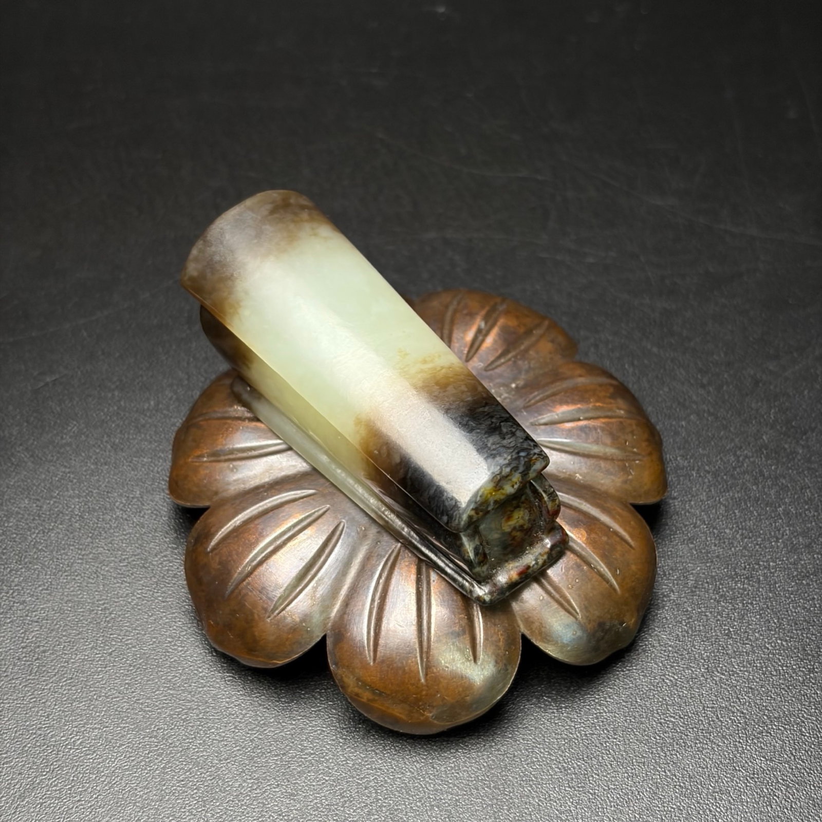 An Exquisite White Jade Coffin-Shaped Pendant: An Exquisite White Jade Coffin-Shaped Pendant,Qing Dynasty,China,Size:1.9inx0.7inx0.7in,Weight:34g 白玉棺材形挂件,中国清代