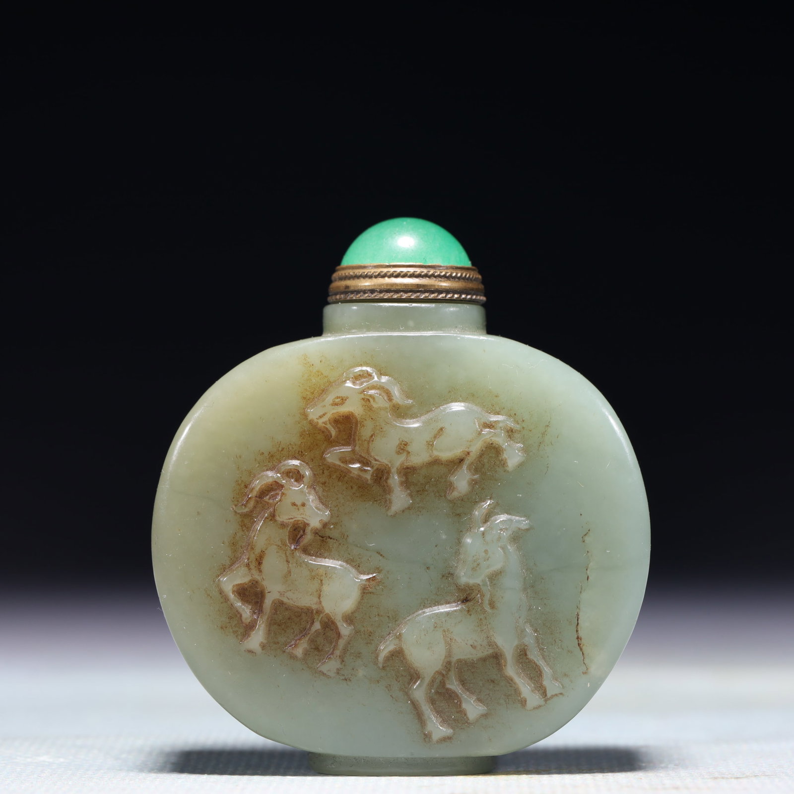 An Exquisite White Jade Sheep Pattern Snuff Bottle: An Exquisite White Jade Sheep Pattern Snuff Bottle,Qing Dynasty,China,Size:2inx0.8inx2.4in,Weight:101.7g 白玉羊纹鼻烟壶,中国清代