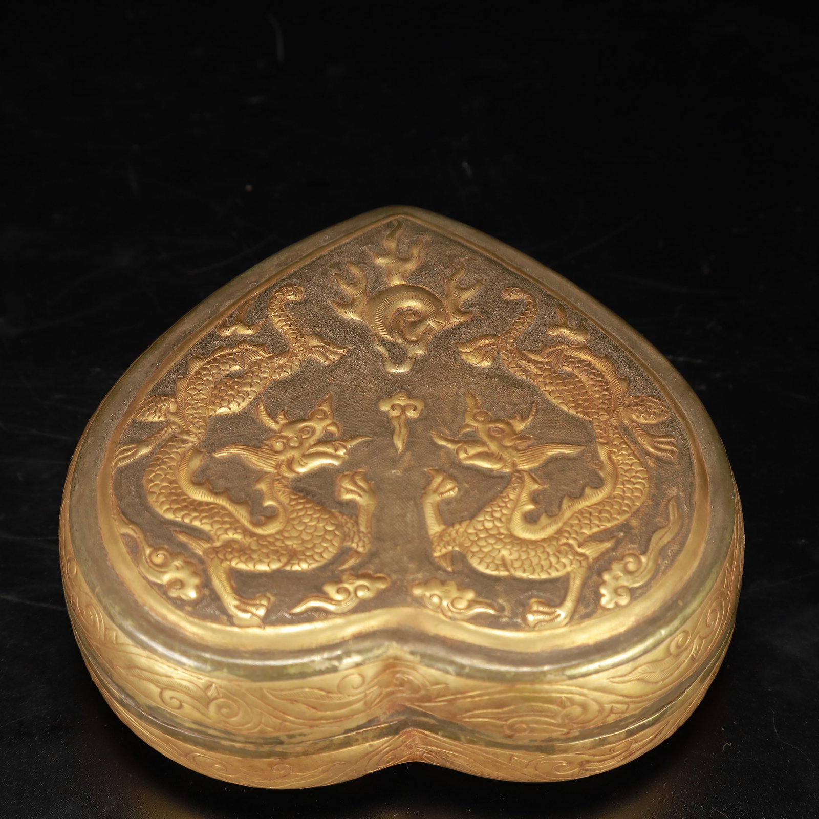 An Exquisite Gilt Bronze Dragon Pattern Box with Cover: An Exquisite Gilt Bronze Dragon Pattern Box with Cover,Qing Dynasty, China,Size:4.7inx2in,Weight:250g 铜鎏金龙纹盖盒,中国清代