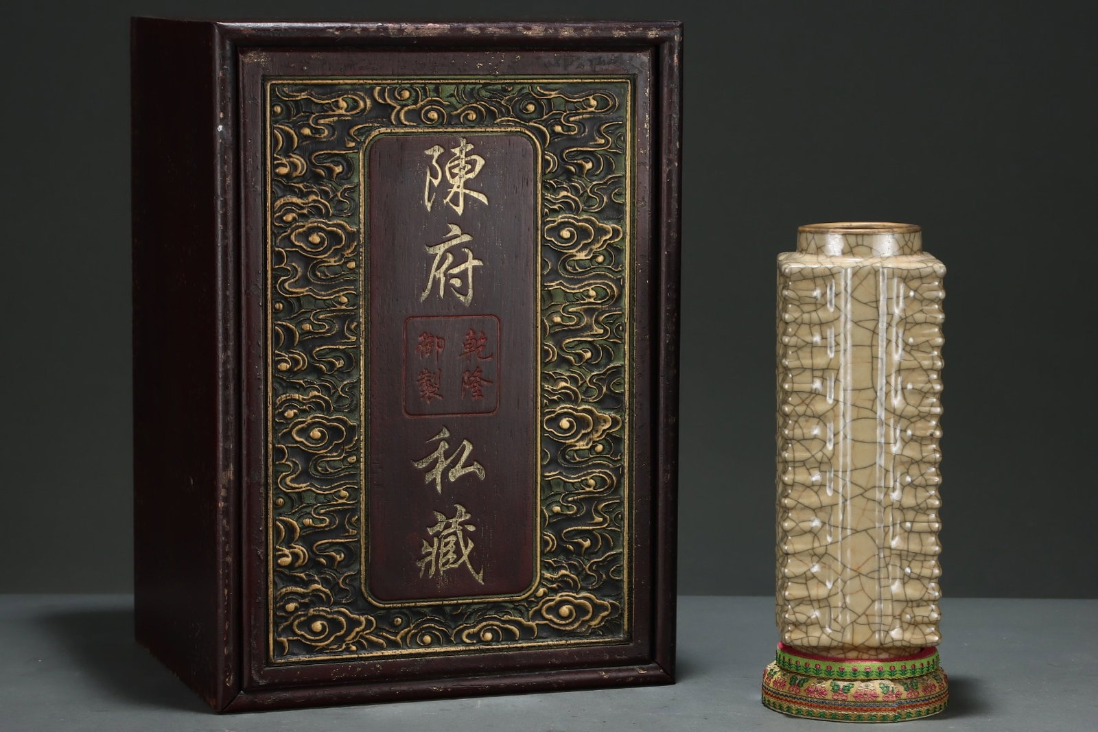 An Exquisite Ge yao Cover with Gold Vase: An Exquisite Ge yao Cover with Gold Vase,Song Dynasty,China,With Mark,Size:8.7inx3.2in 哥窑包金瓶,中国宋代,带款