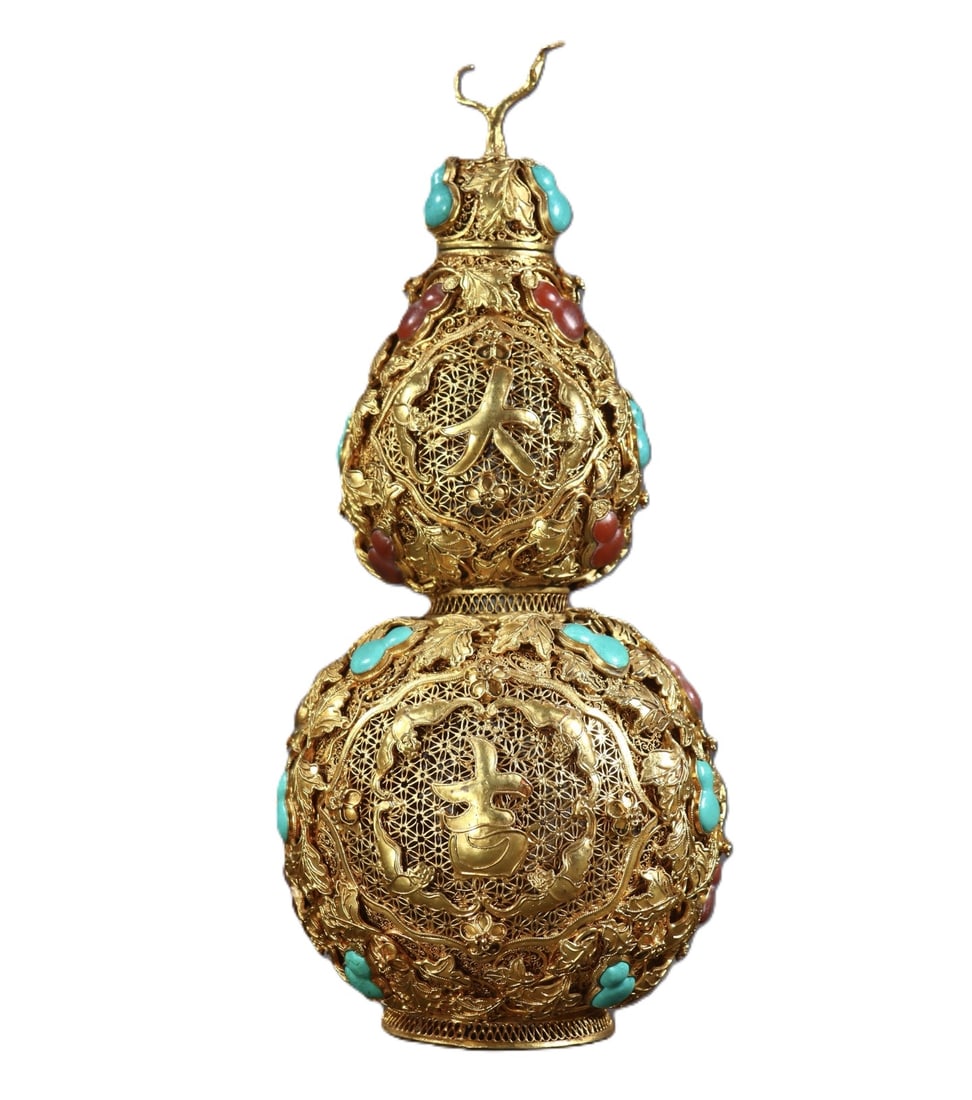 An Exquisite Filigree and Gilding Inlaid Agate Flower Pattern Gourd-Shaped Vase: An Exquisite Filigree and Gilding Inlaid Agate Flower Pattern Gourd-Shaped Vase,Qing Dynasty,China,Qianlong Four-character Mark,Size:10.8inx4.3in,Weight:967g 花丝鎏金嵌&#
