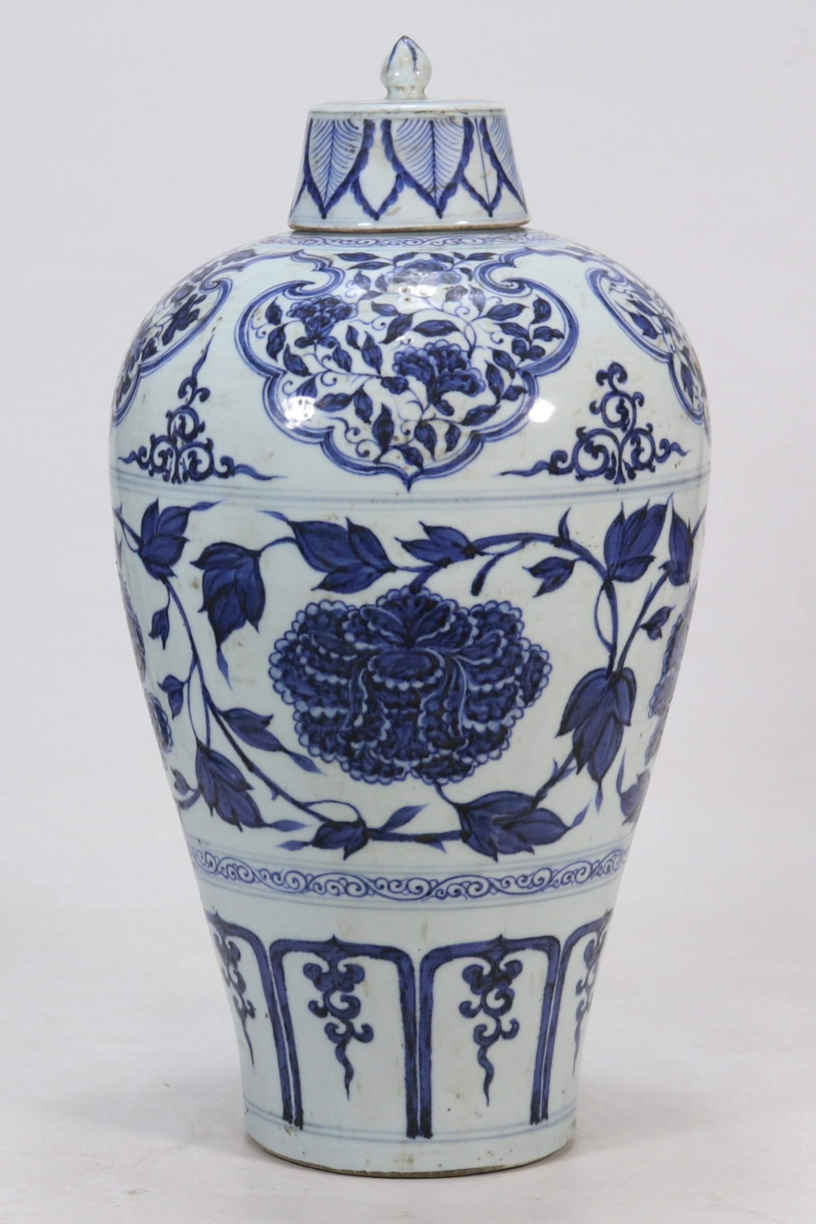 A Huge Blue and White Peony Pattern Bottle: A Huge Blue and White Peony Pattern Bottle,Yuan Dynasty,China,Size:16.7in 青花牡丹纹盖瓶,中国元代