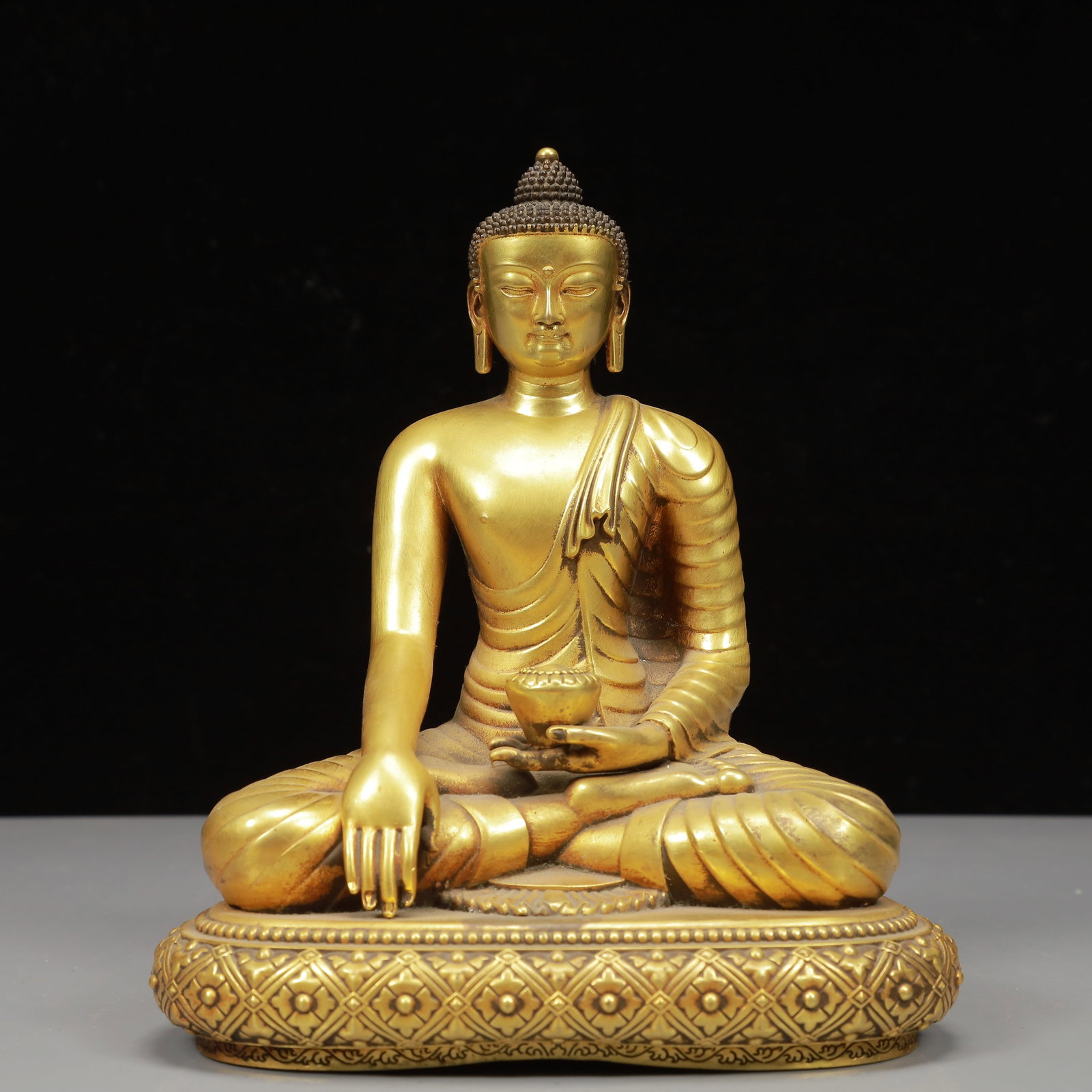 A Solemn Gilt Bronze Statue of Sakyamuni: A Solemn Gilt Bronze Statue of Sakyamuni,Qing Dynasty, China,Size:6.7inx4.7inx7.9in,Weight:2650g 铜鎏金释迦摩尼像,中国清代