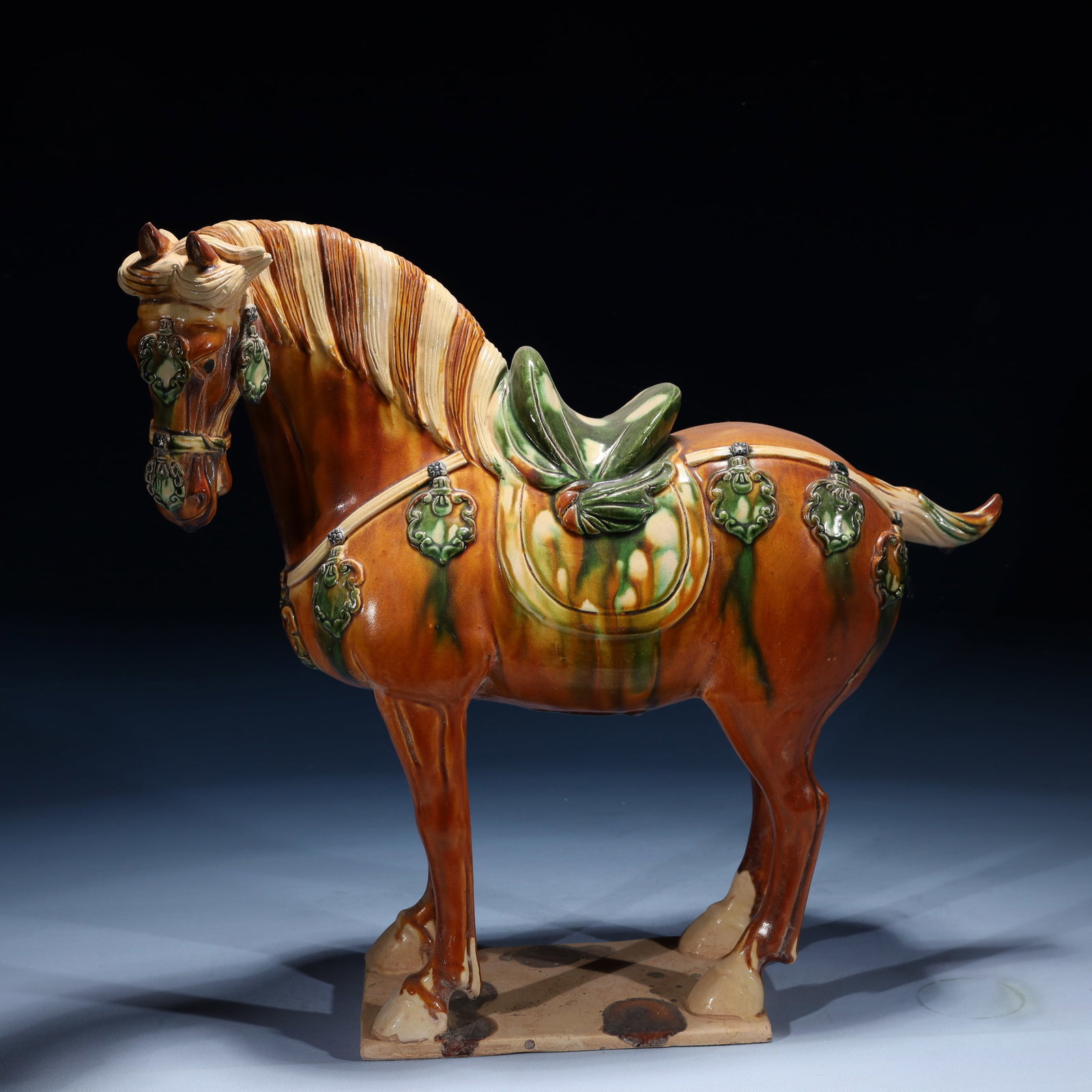 An Rare Tang Tri-Color Glazed Pottery Horse Ornament: An Rare Tang Tri-Color Glazed Pottery Horse Ornament,Tang Dynasty,China,Size:17.3inx5.1inx16.9in,Weight:4300g 唐三彩骏马摆件,中国唐代