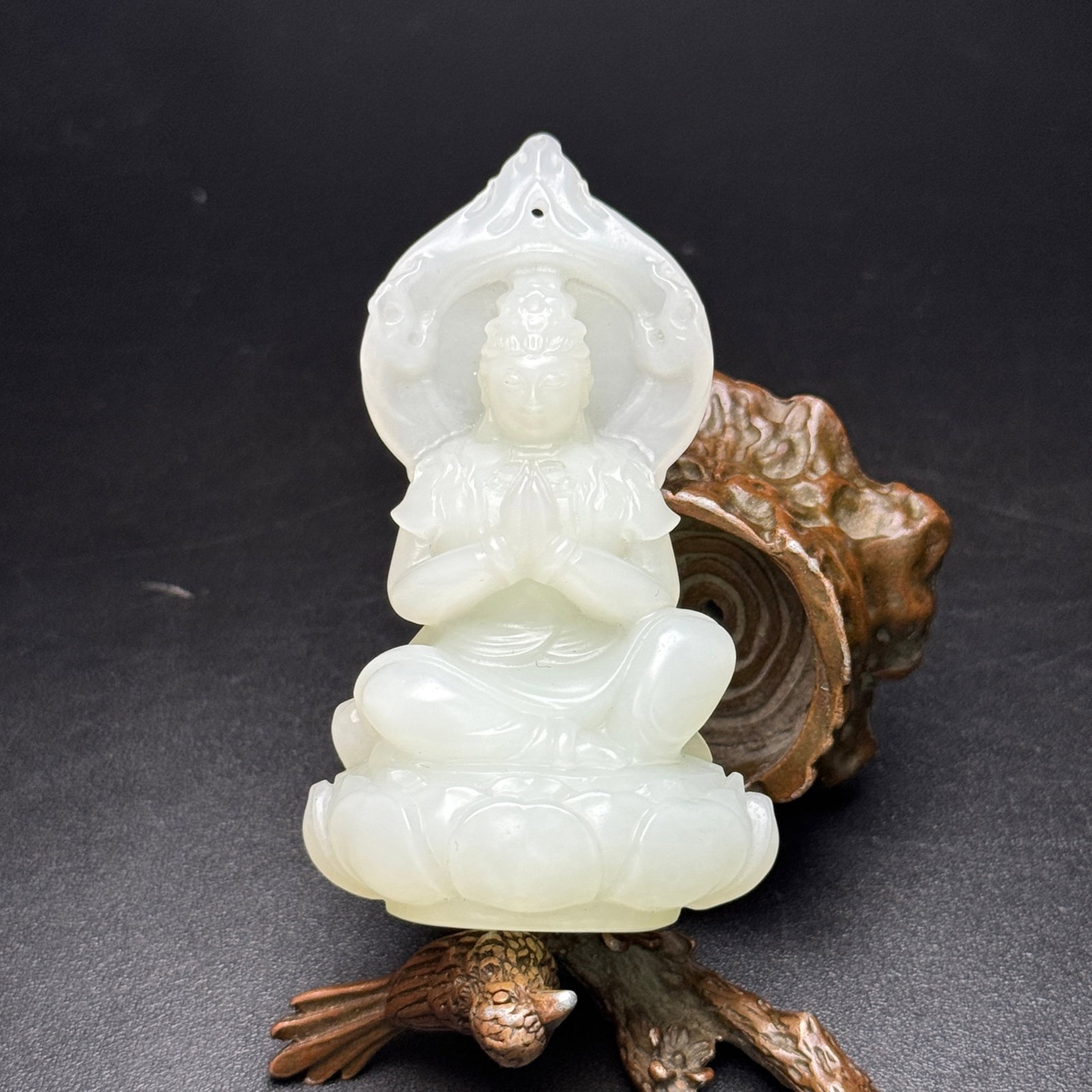 An Exquisite White Jade Statue of Avalokitesvara Pendant: An Exquisite White Jade Statue of Avalokitesvara Pendant,Qing Dynasty,China,Size:1.7inx2.9inx0.9in,Weight:62g 白玉观音像挂件,中国清代