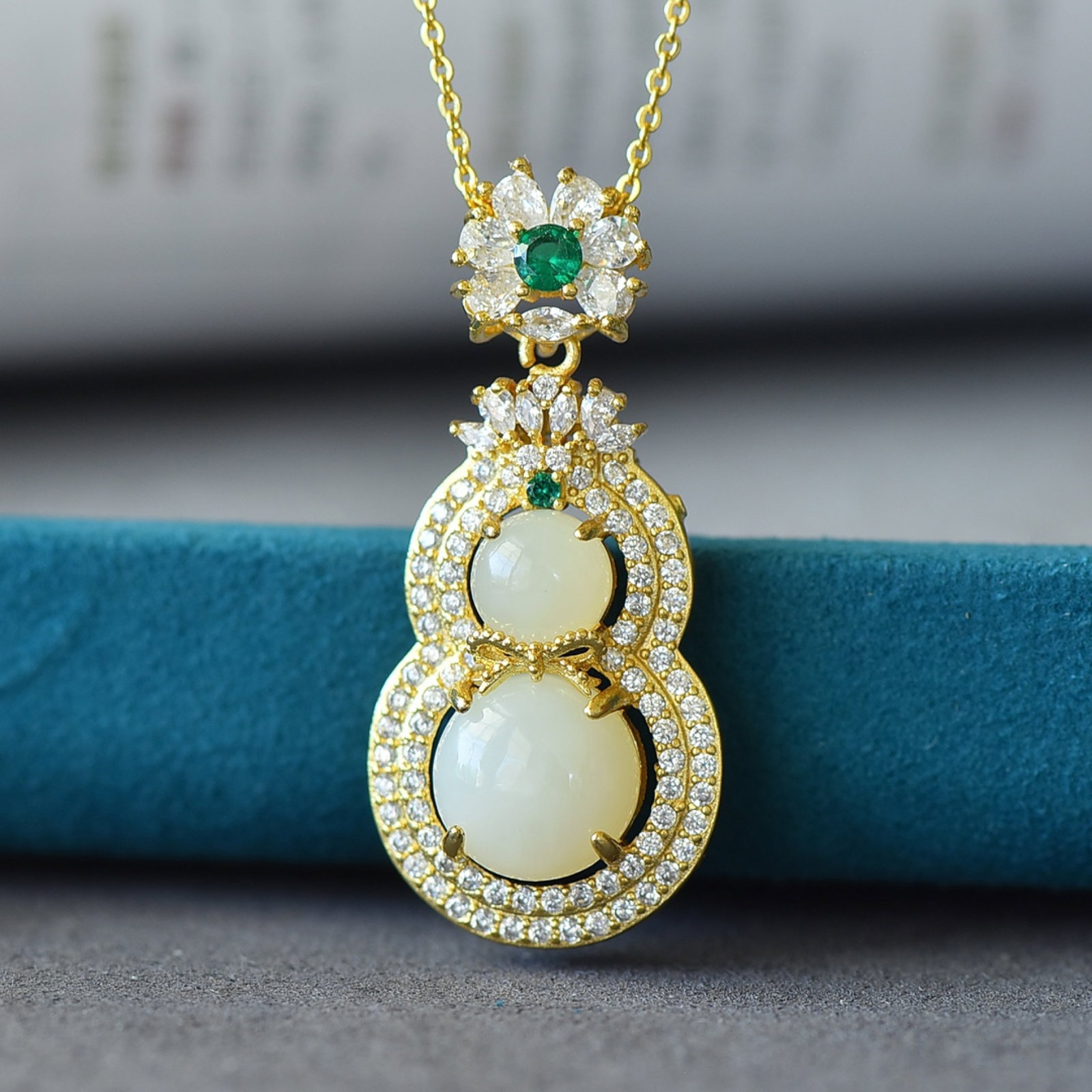An Exquisite Bronze-Gold Plated Inlaid White Jade Gourd Necklace,Inlaid Diamond: An Exquisite Bronze-Gold Plated Inlaid White Jade Gourd Necklace,Inlaid Diamond,Size:0.3inx0.3in,0.5inx0.5in 铜镀金镶白玉葫芦项链,嵌&#