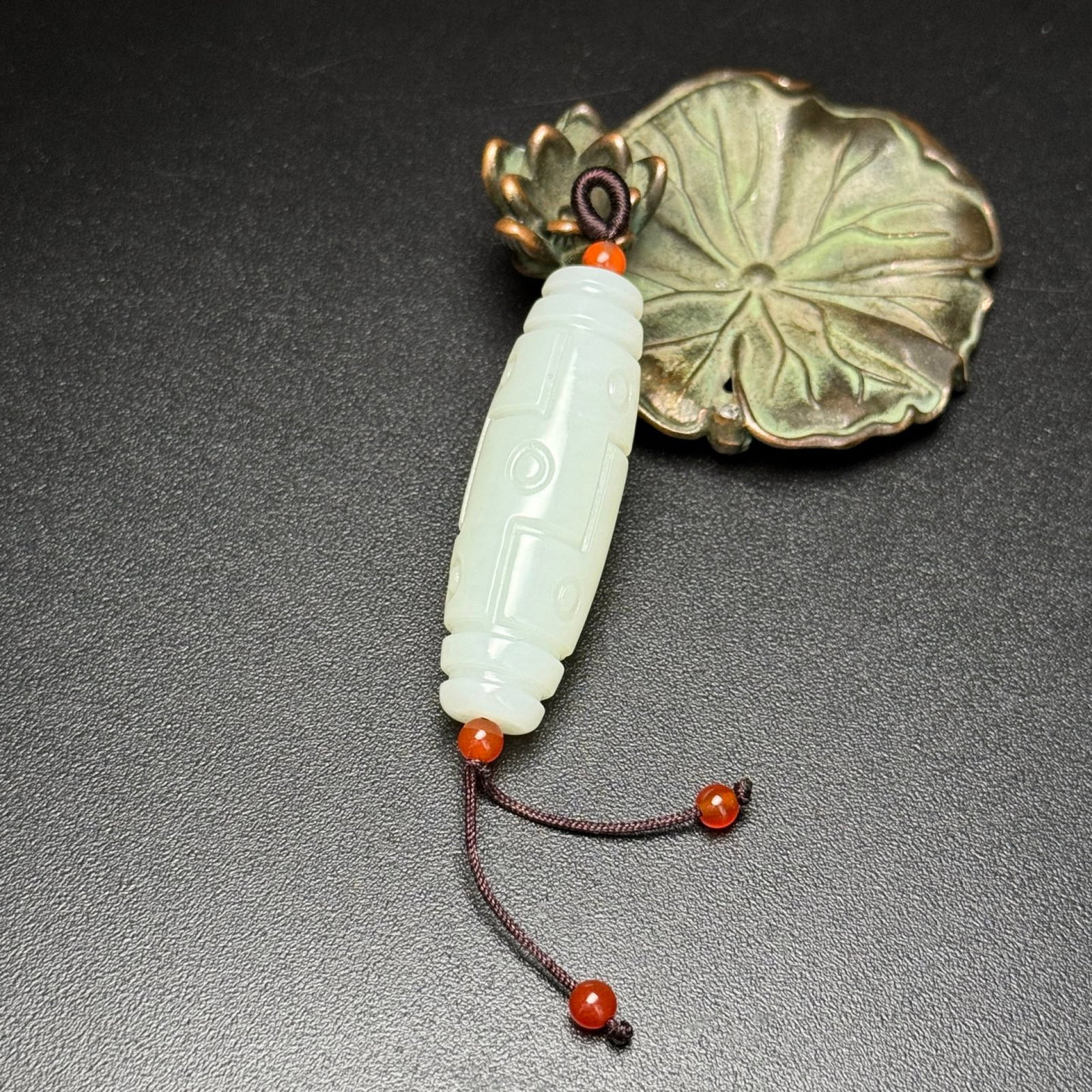 An Exquisite White Jade Dzi Bead: An Exquisite White Jade Dzi Bead,Qing Dynasty, China,Size:0.6inx1.8in,Weight:18g 白玉天珠,中国清代