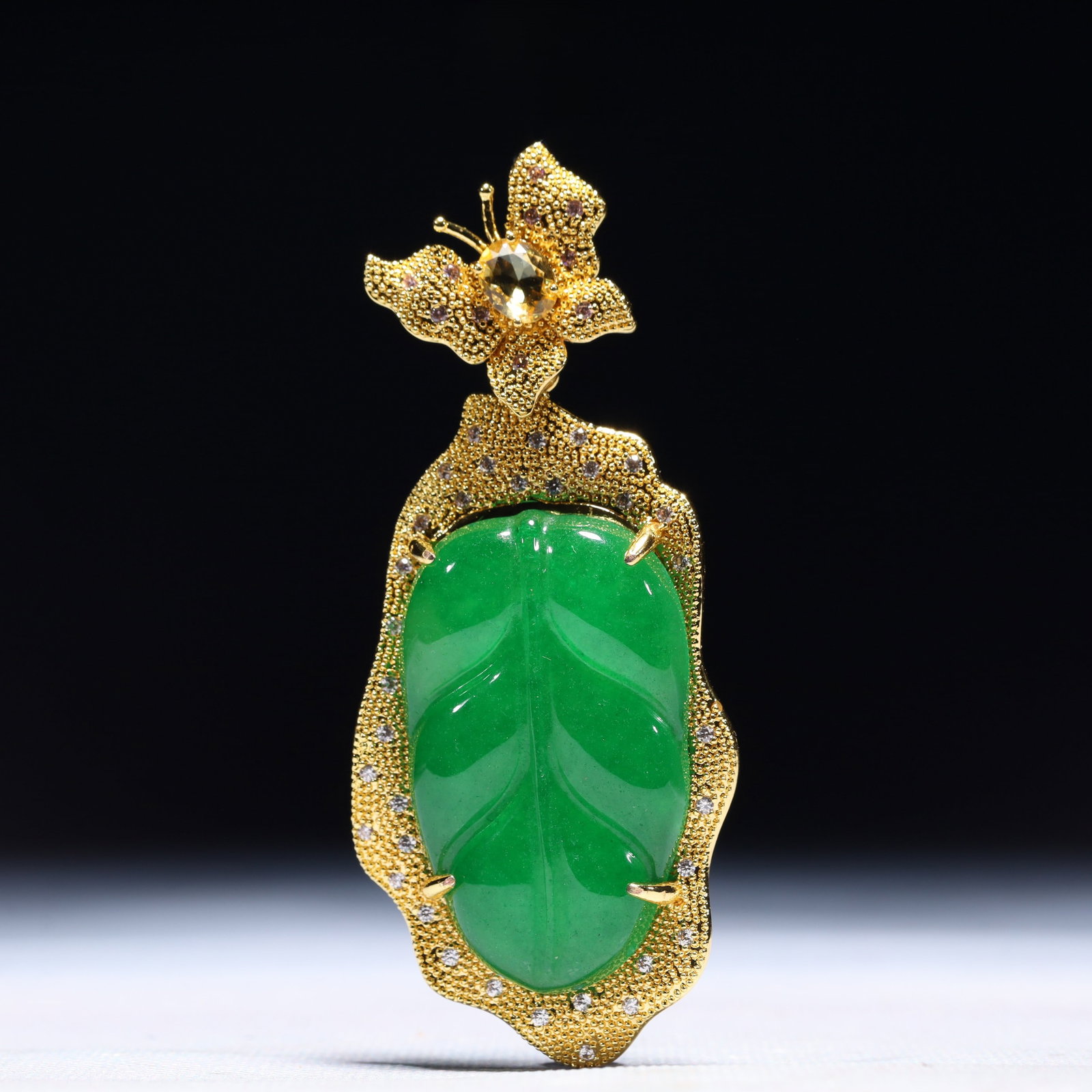 An Exquisite Leaf Pattern Pendant,Inlaid Gems: An Exquisite Leaf Pattern Pendant,Inlaid Gems,Size:1.6inx0.4inx3.3in,Weight:45.7g 一个精美的树叶纹吊坠,镶宝石