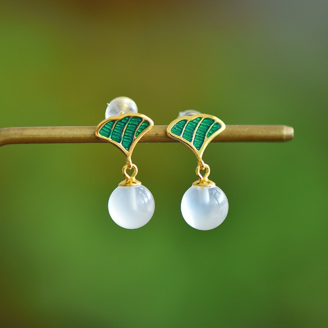 A Pair of Exquisite Sterling Silver-Gold Plated Inlaid White Agate Earrings: A Pair of Exquisite Sterling Silver-Gold Plated Inlaid White Agate Earrings,Size:0.3inx0.3in 一对纯银镀金镶白玛瑙耳环