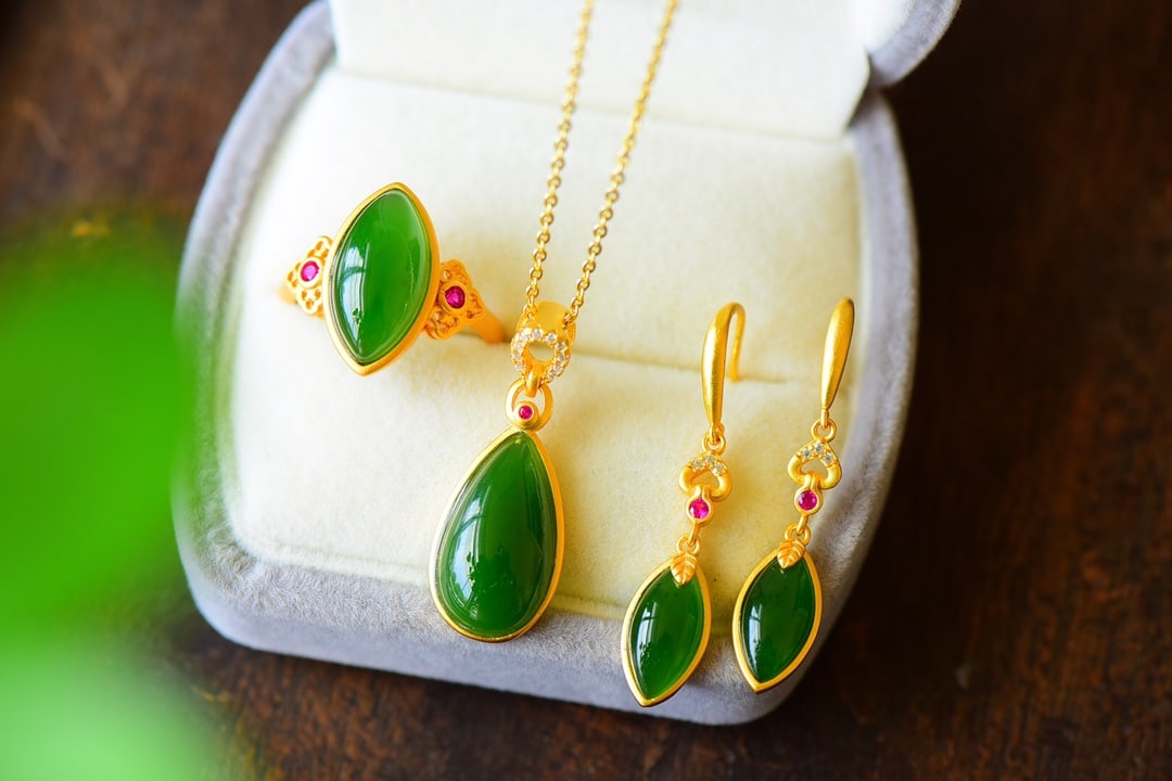 A Set of Fine Sterling Silver-Gold Plated Inlaid Jasper Jewelry,Inlaid Diamond: A Set of Fine Sterling Silver-Gold Plated Inlaid Jasper Jewelry,Inlaid Diamond,Size:(Necklace)0.5inx1.2in,(Ring)0.4inx0.7in,(Earring)0.3inx1.5in 一套纯银镀金镶