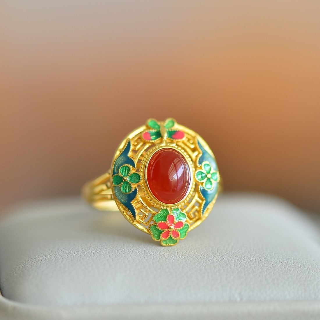 An Exquisite Sterling Silver-Gold Plated Inlaid Agate Ring: An Exquisite Sterling Silver-Gold Plated Inlaid Agate Ring,Size:0.2inx0.3in 纯银镀金镶玛瑙戒指