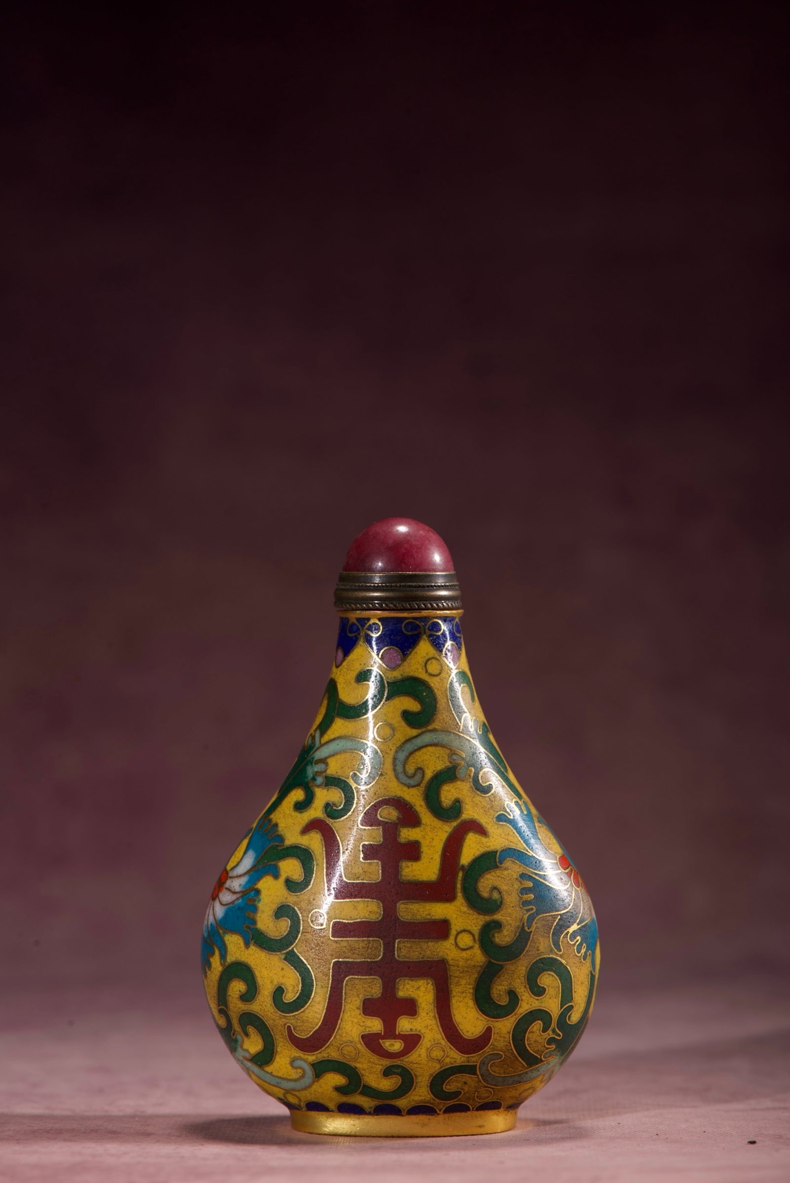 An Exquisite Cloisonne Bats and Peach Pattern Snuff Bottle: An Exquisite Cloisonne Bats and Peach Pattern Snuff Bottle,Qing Dynasty,China,Yongzheng Four-character Mark,Size:3.1inx2inx1.3in,Weight:71g 景泰蓝福寿纹鼻