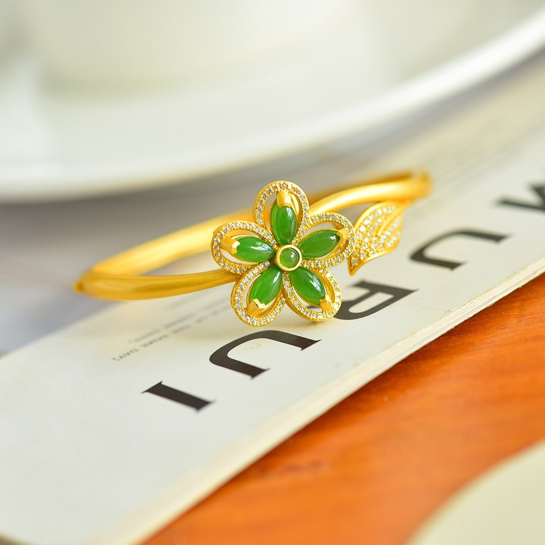 An Exquisite Sterling Silver-Gold Plated Inlaid Jasper Bracelet,Inlaid Diamond: An Exquisite Sterling Silver-Gold Plated Inlaid Jasper Bracelet,Inlaid Diamond,Size:0.2inx0.3in 纯银镀金镶碧玉手镯,嵌钻石