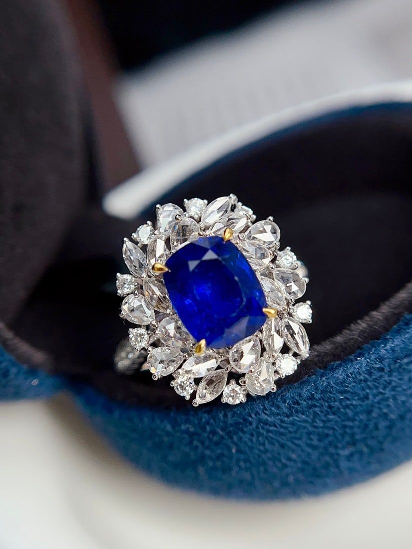 A Exquisite 18k Gold Inlaid 3.10ct Natural Sapphire and 1.342ct Diamond Ring: A Exquisite 18k Gold Inlaid 3.10ct Natural Sapphire and 1.342ct Diamond Ring,Total Weight:7.10g 18k金镶 3.10ct 天然蓝宝石和 1.342ct