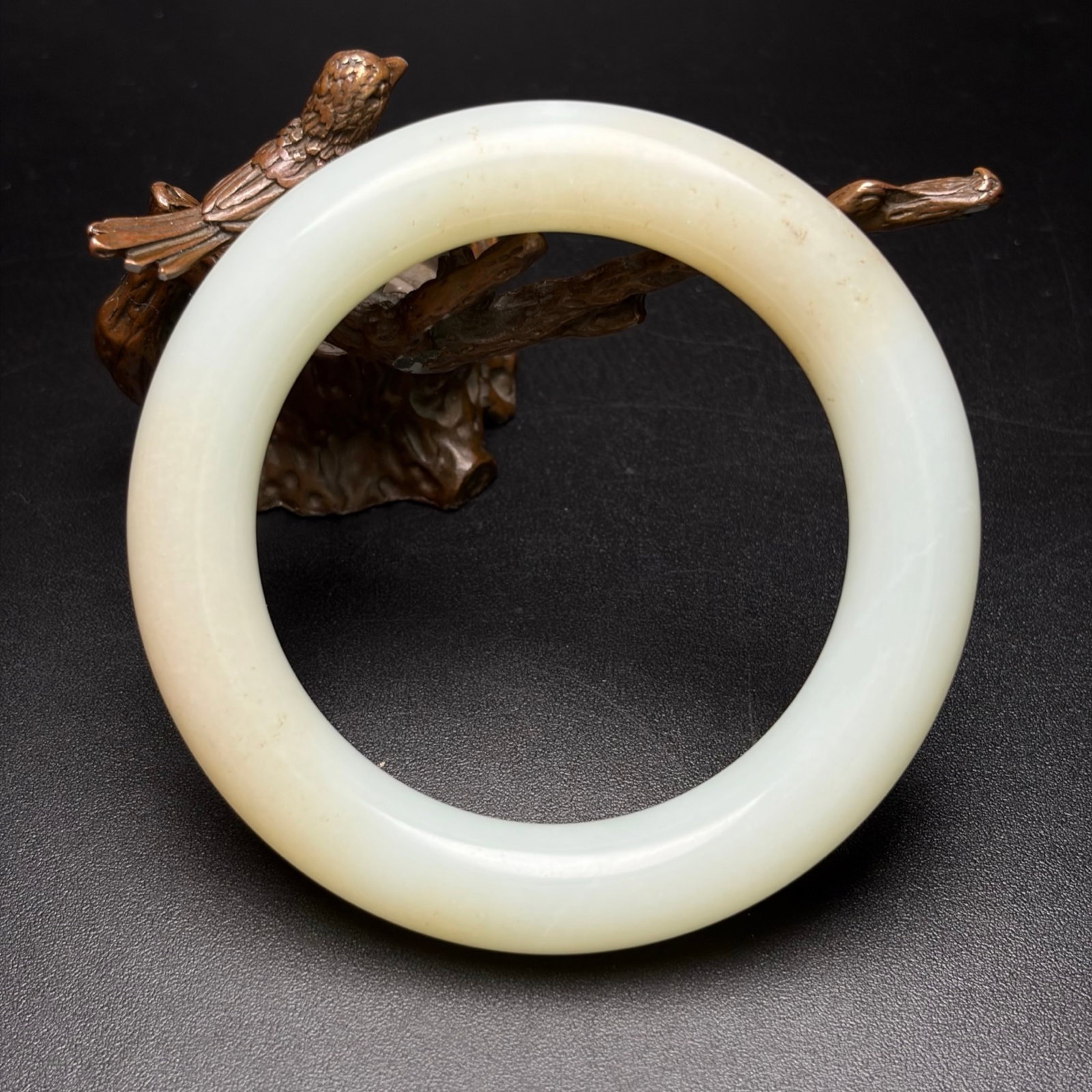 An Exquisite White Jade Bracelets: An Exquisite White Jade Bracelets,Qing Dynasty,China,Size:2.3inx3.2inx0.5in,Weight:81g 白玉手镯,中国清代