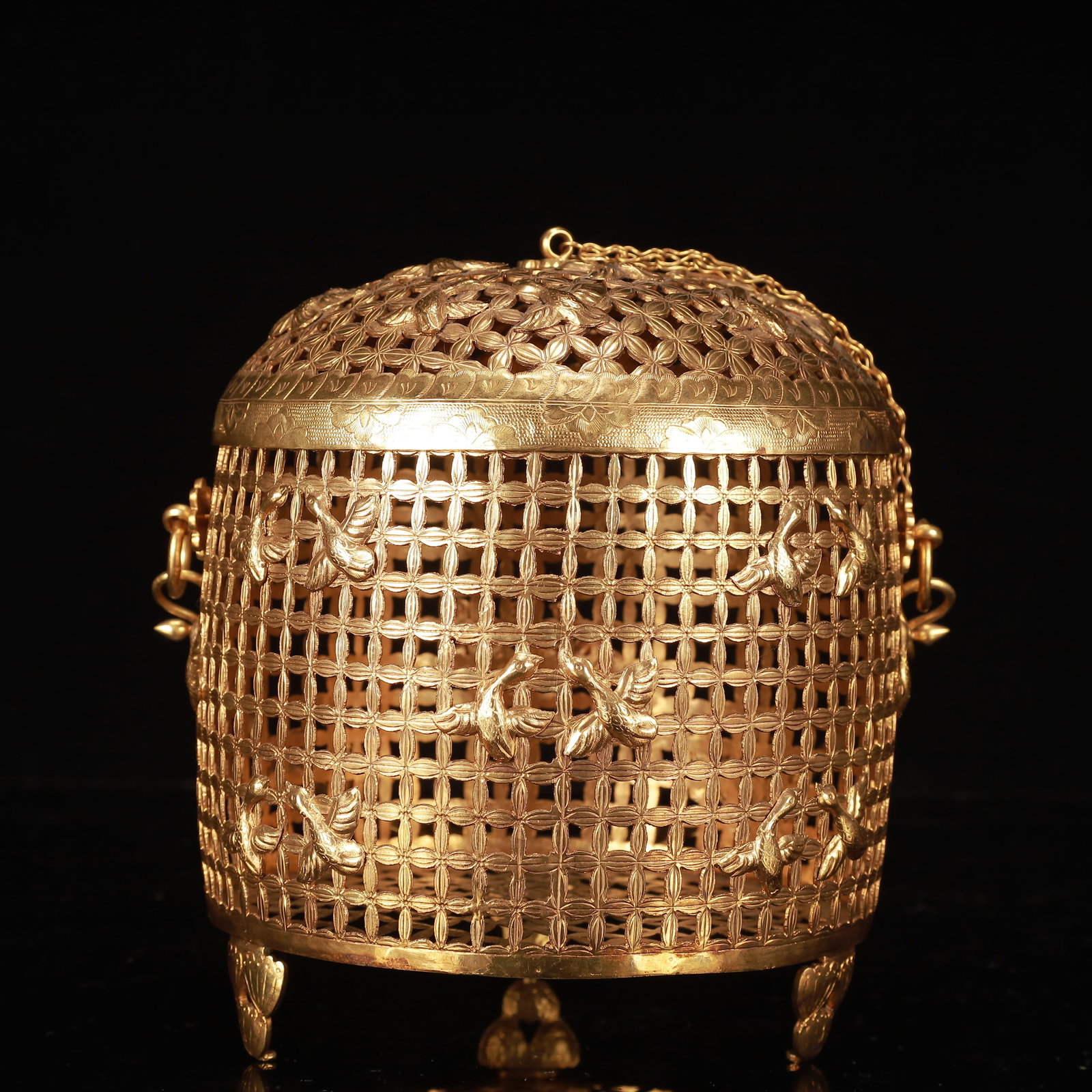 An Exquisite Gilt Bronze Bird Pattern Jar: An Exquisite Gilt Bronze Bird Pattern Jar,Qing Dynasty, China,Size:7.9inx6.3inx9.8in,Weight:750g 铜鎏金鸟纹罐,中国清代