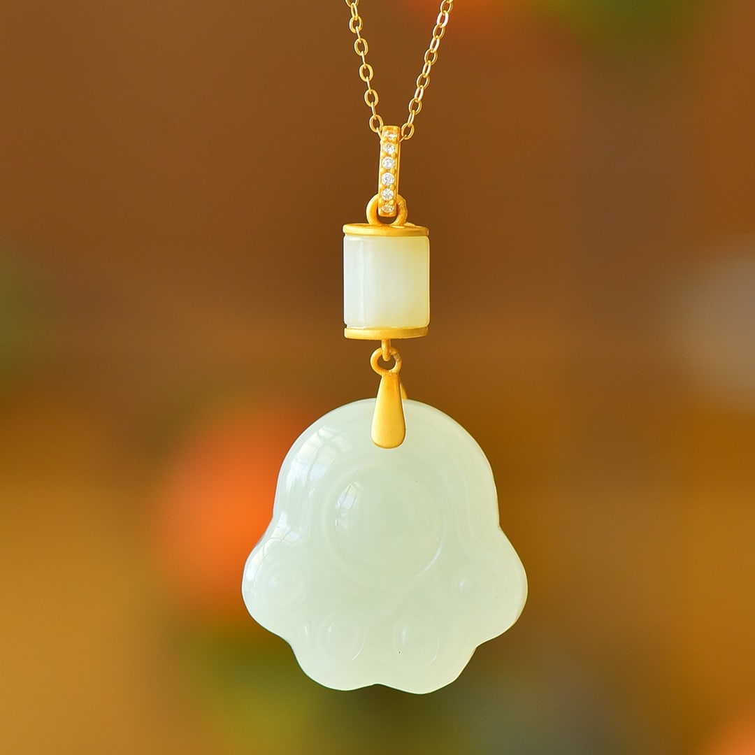 An Exquisite Sterling Silver-Gold Plated Inlaid White Jade Pendant: An Exquisite Sterling Silver-Gold Plated Inlaid White Jade Pendant,Size:1inx0.9in 纯银镀金镶白玉吊坠