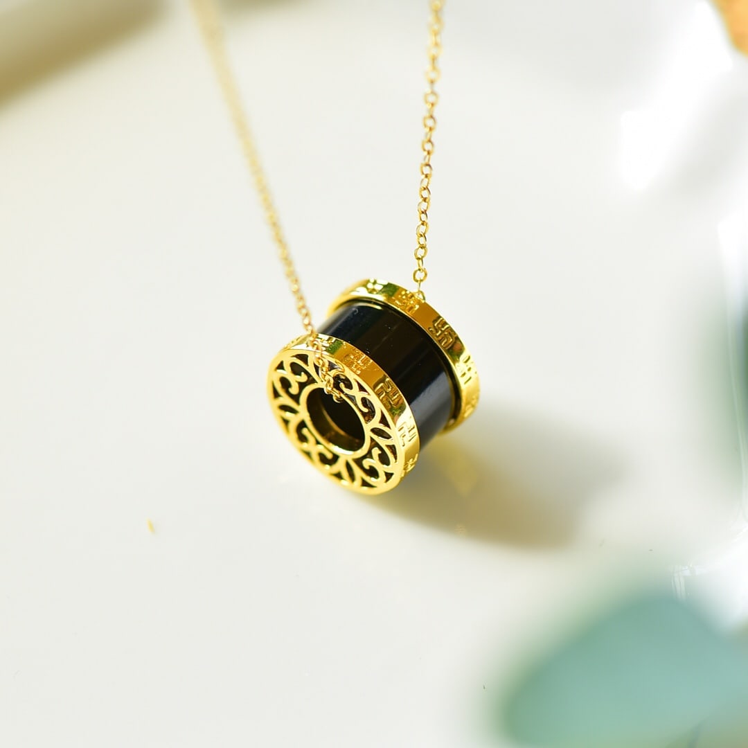 An Exquisite Sterling Silver-Gold Plated Inlaid Black Jade Necklace: An Exquisite Sterling Silver-Gold Plated Inlaid Black Jade Necklace,Size:0.4inx0.6in 纯银镀金镶墨玉项链