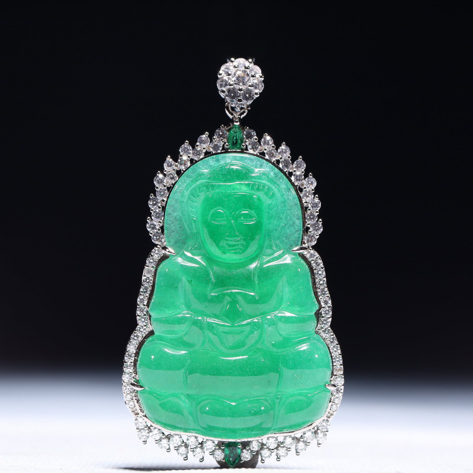 An Exquisite Statue of Avalokitesvara Pendant,Inlaid Gems: An Exquisite Statue of Avalokitesvara Pendant,Inlaid Gems,Size:1.6inx0.4inx2.8in,Weight:39g 一个精美的观音像吊坠,镶宝石