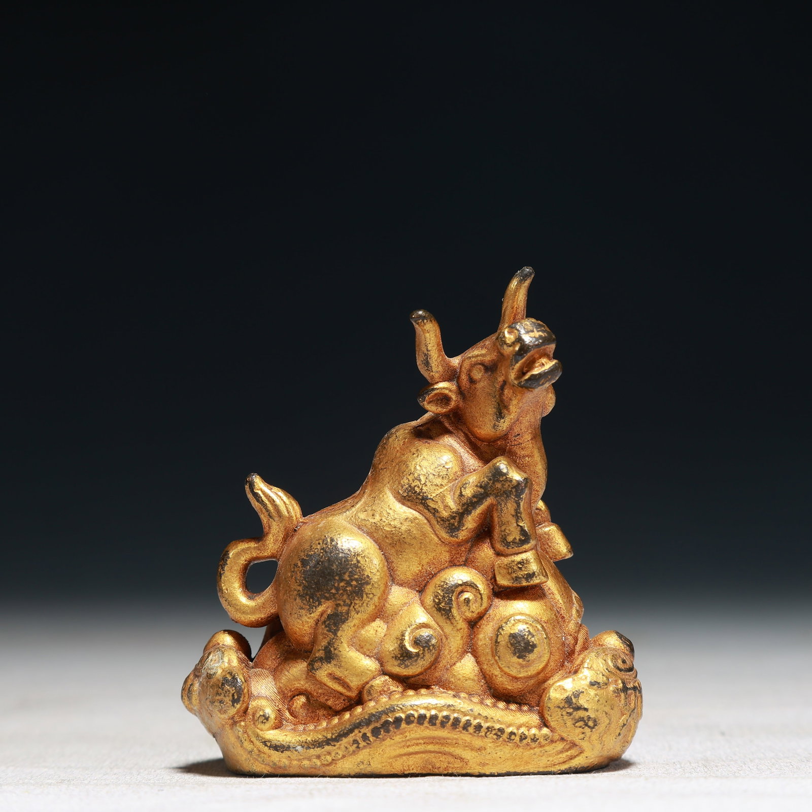 An Exquisite Gilt Bronze Buffalo Ornament: An Exquisite Gilt Bronze Buffalo Ornament,Qing Dynasty,China,Size:2.4inx1.4inx2.8in,Weight:250g 铜鎏金牛摆件,中国清代