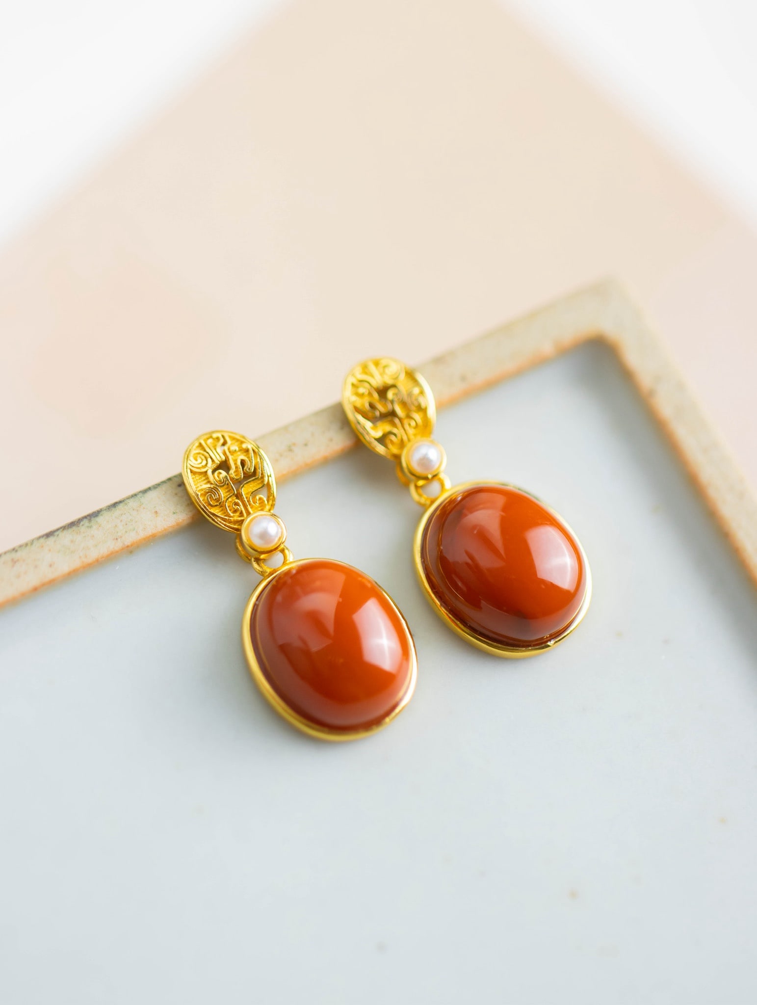 A Pair of Exquisite Sterling Silver-Gold Plated Inlaid Agate Earrings,Inlaid Pearls: A Pair of Exquisite Sterling Silver-Gold Plated Inlaid Agate Earrings,Inlaid Pearls 一对纯银镀金镶玛瑙耳环,嵌珍珠