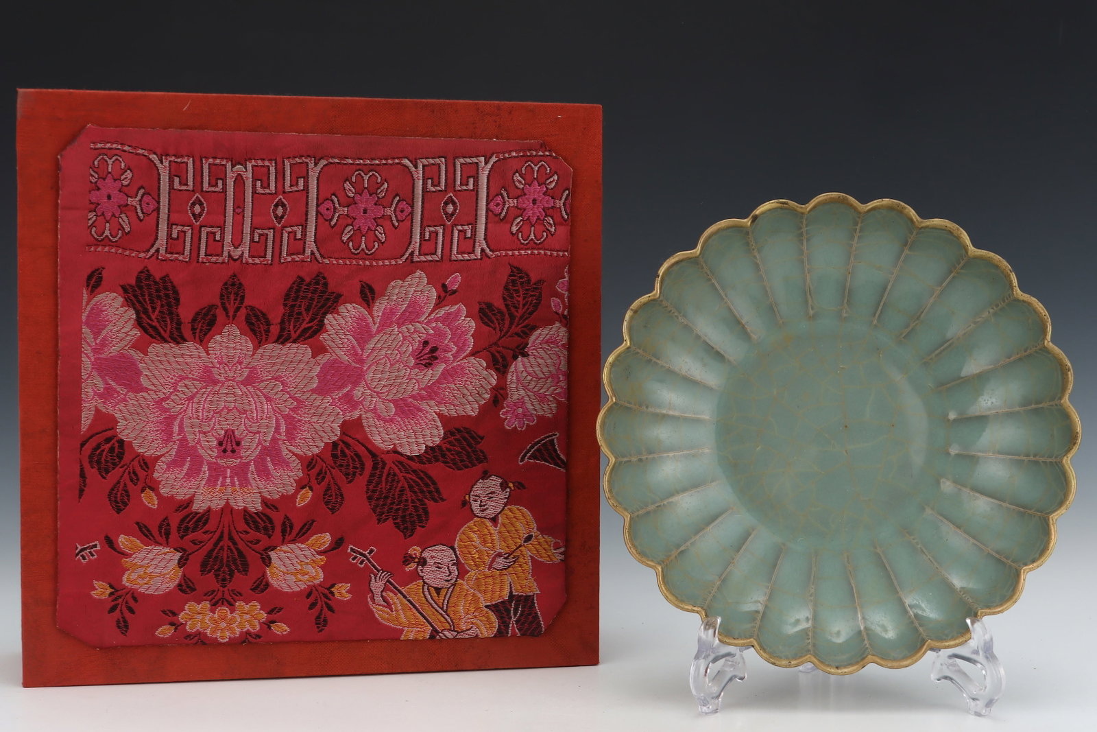 An Exquisite Guan yao Flower Pattern Plate,with an Imperial Poem by Emperor Qianlong: An Exquisite Guan yao Flower Pattern Plate,with an Imperial Poem by Emperor Qianlong,Song Dynasty,China,Size:2.2inx9.6in 官窑花卉纹盘子,带乾།