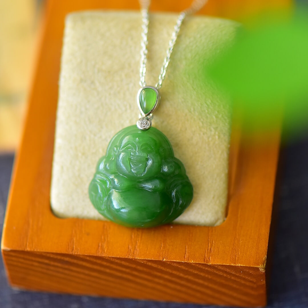 An Exquisite Sterling Silver Inlaid Jasper Necklace: An Exquisite Sterling Silver Inlaid Jasper Necklace,Size:0.9inx1.2in 纯银镶碧玉项链