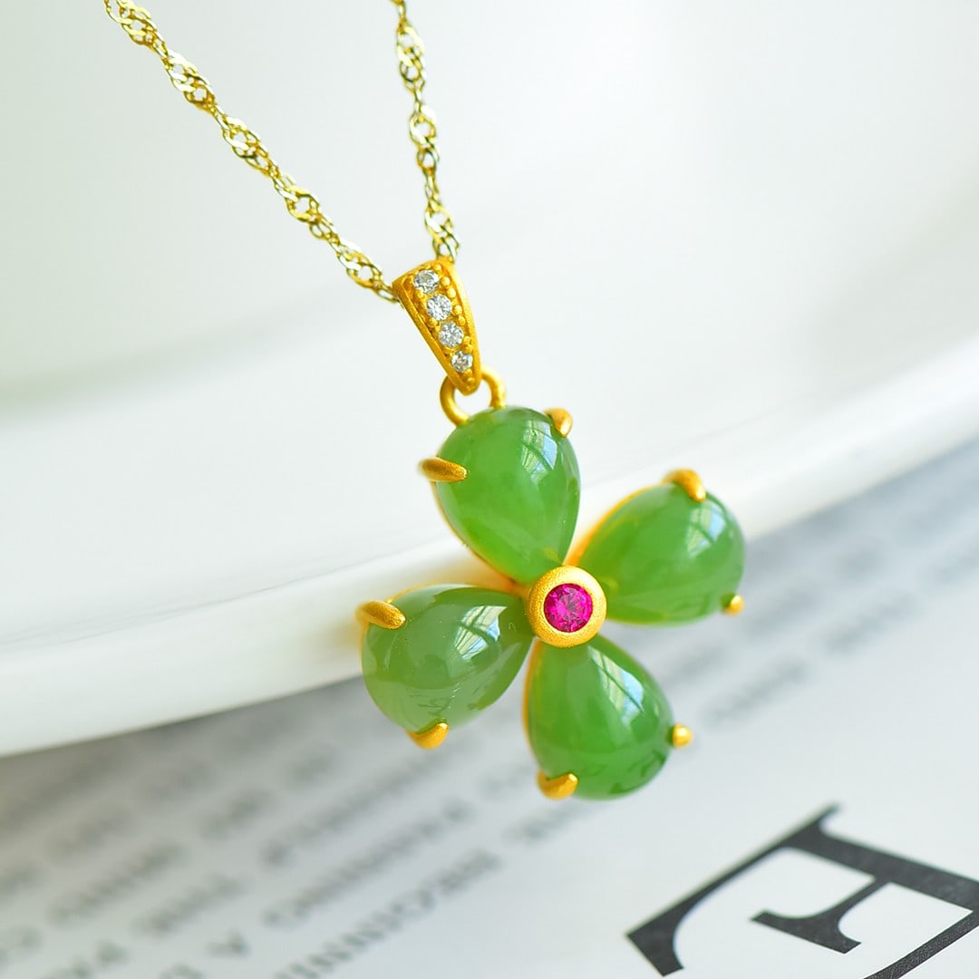 An Exquisite Sterling Silver-Gold Plated Inlaid Jasper Pendant,Inlaid Diamond: An Exquisite Sterling Silver-Gold Plated Inlaid Jasper Pendant,Inlaid Diamond,Size:0.3inx0.4in 纯银镀金镶碧玉项链,嵌钻石