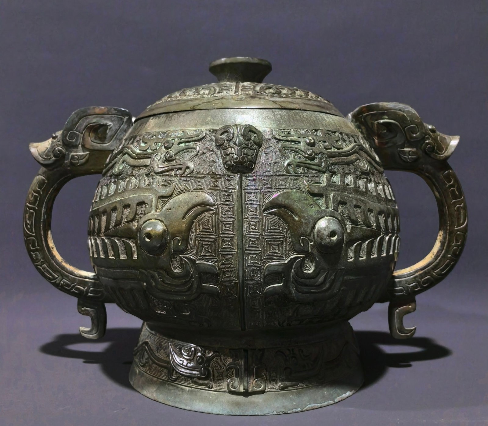 An Archaic Bronze Dragon and Phoenix Pattern Double-Ears Food Vessel: An Archaic Bronze Dragon and Phoenix Pattern Double-Ears Food Vessel,Shang and Zhou Dynasty, China,Size:9.4inx13.8inx9.4in,Weight:5kg 中国商周时期夔龙&#