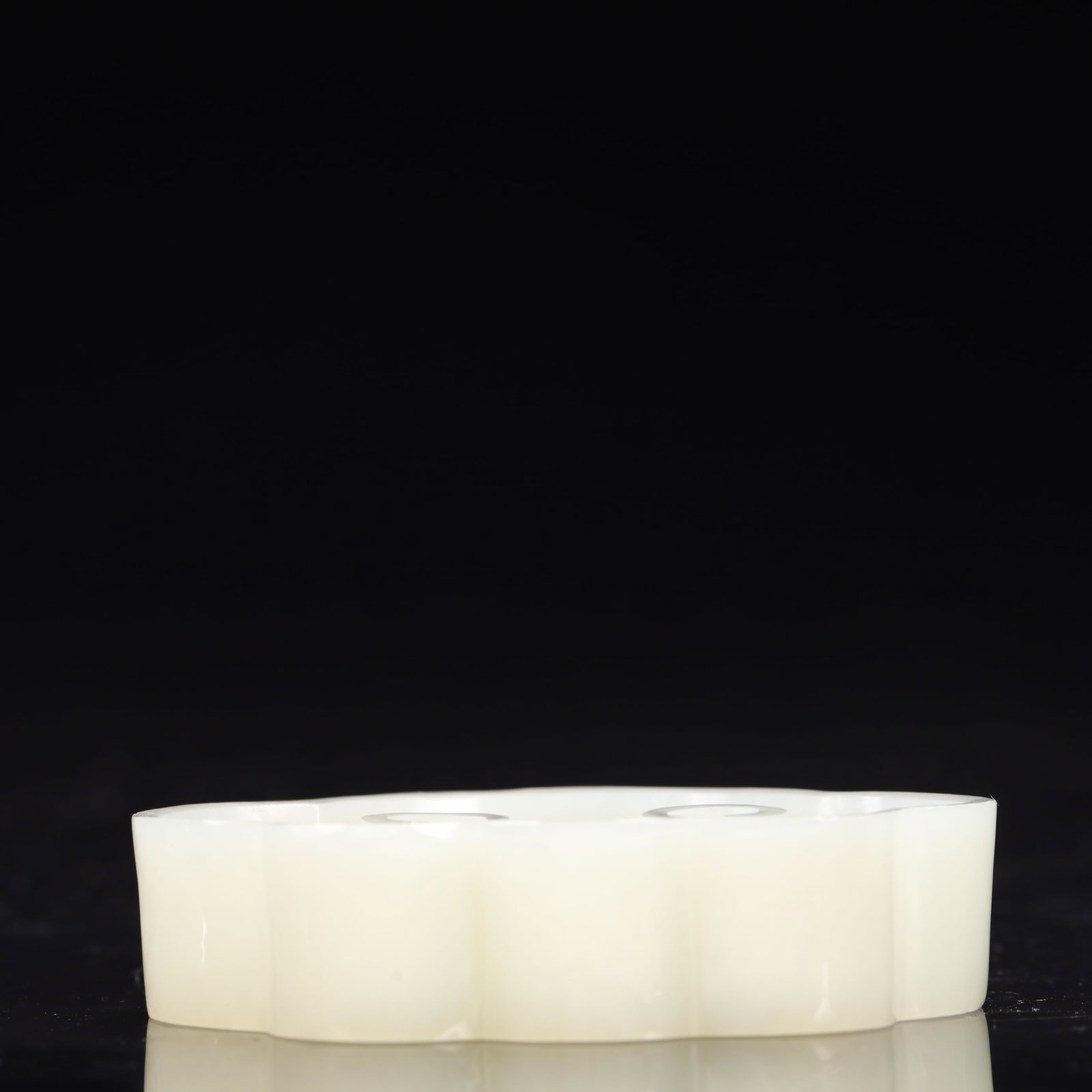 An Exquisite White Jade Ganoderma lucidum-Shaped Brush Washer: An Exquisite White Jade Ganoderma lucidum-Shaped Brush Washer,Qing Dynasty, China,Size:3inx2.4inx0.8in,Weight:100g