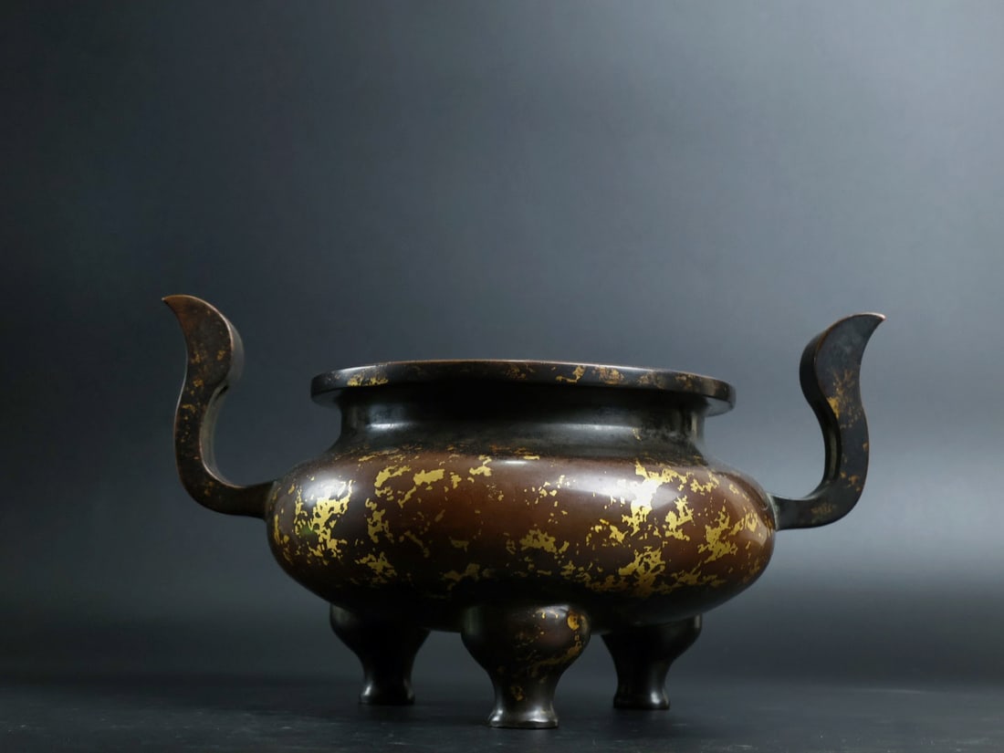 An Exquisite Gilt Bronze Double-Ears and Tripod Censer: An Exquisite Gilt Bronze Double-Ears and Tripod Censer,Ming Dynasty, China, Xuande Six-character Mark,Size:5.3inx5.6in,Weight:3570g 铜鎏金双耳三足香