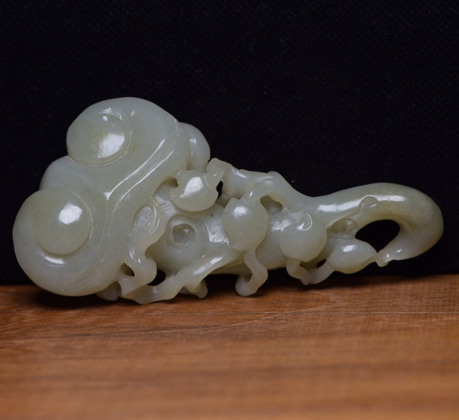 An Exquisite White Jade Ganoderma lucidum Pattern Ruyi: An Exquisite White Jade Ganoderma lucidum Pattern Ruyi,Qing Dynasty,China,Size:4.3inx2inx0.9in,Weight:113g 白玉灵芝纹如意,中国清代