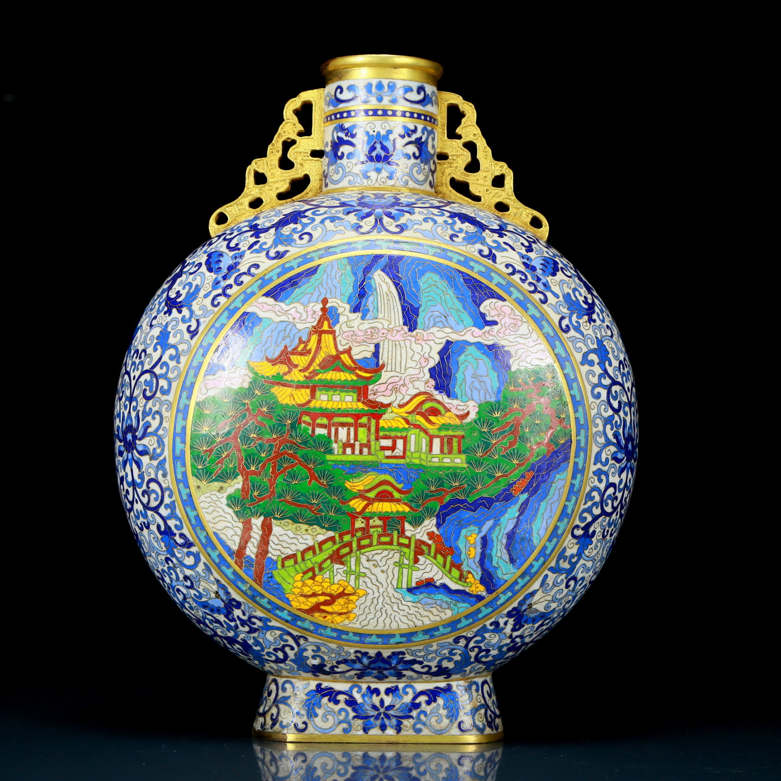 An exquisite cloisonne 'landscape and dragon' pattern amphorae: An exquisite cloisonne 'landscape and dragon' pattern amphorae, the application of filigree technology makes the decoration of this collection more refined and three-dimensional. This collectible is f