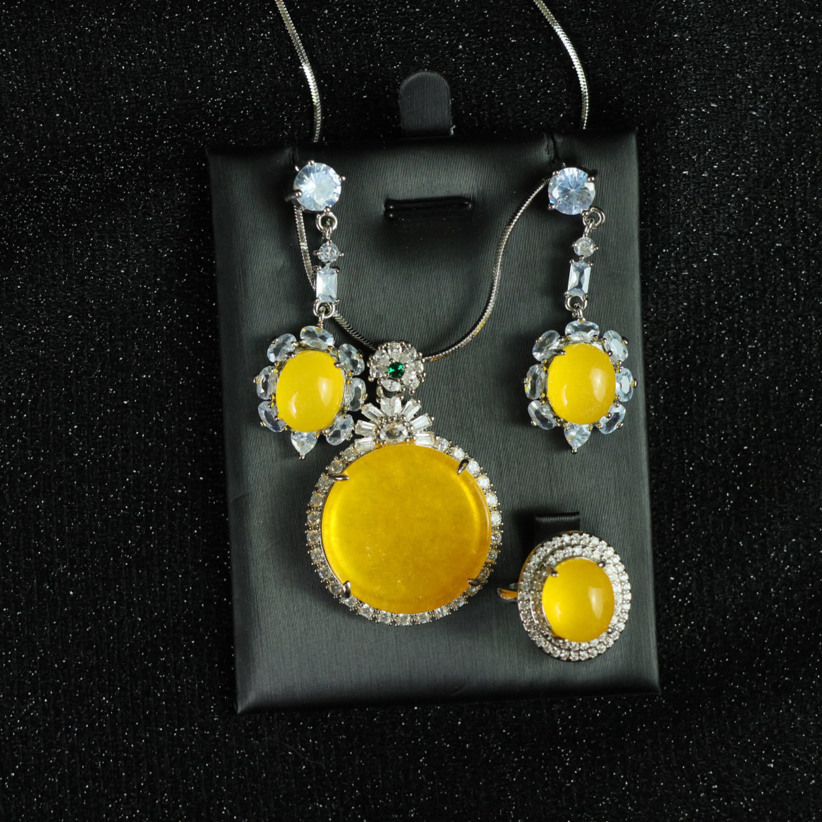 A Set of Fine Jewelry: A Set of Fine Jewelry 一套精美的首饰