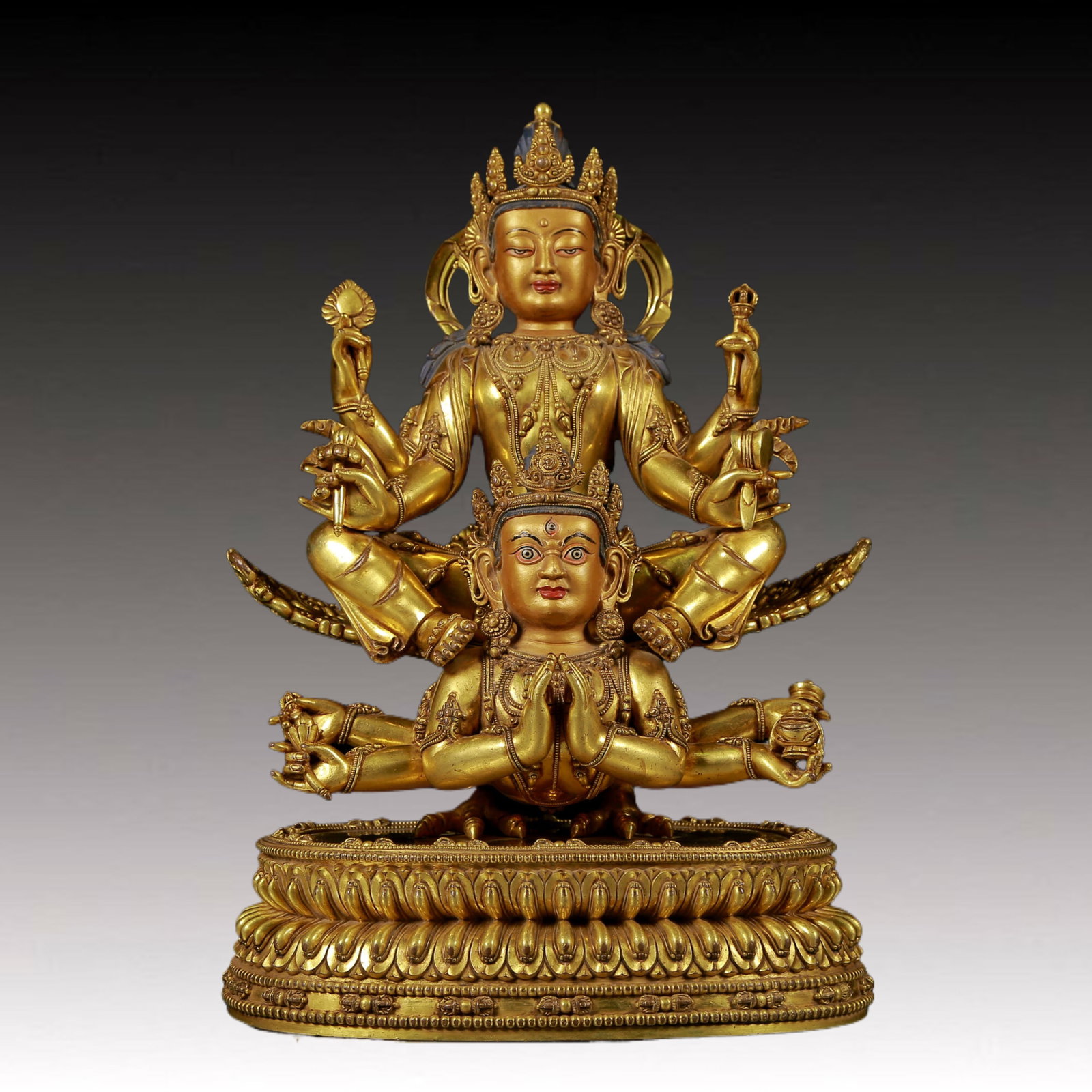A solemn gilt bronze statue of Bodhisattva: solemn gilt bronze Bodhisattva statue, Ming Dynasty, China. The statue is solemn, tall and majestic. The Bodhisattva is dressed in a gorgeous cassock, and the silk hanging down from his shoulders flow